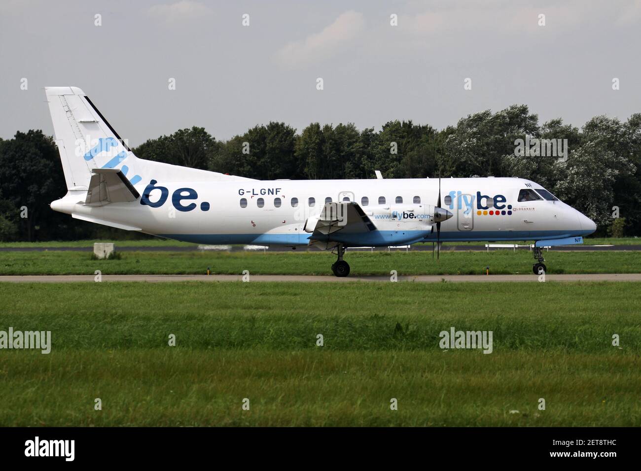 Loganair Saab 340 in flybe Lackierung mit Registrierung G-LGNF auf dem Rollweg am Flughafen Rotterdam Den Haag. Stockfoto