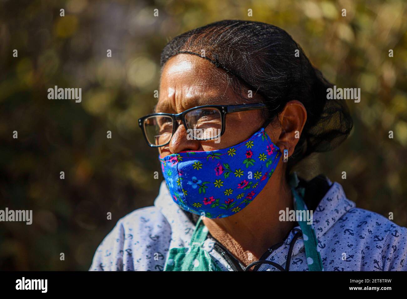Gesicht einer alten Frau aus Naco, Sonora, Mexiko. NACO ist eine Grenzstadt in Mexiko mit einem Zollhafen. Nordöstlich des Bundesstaates Sonora, an der Grenze zu Naco, Arizona im Bundesstaat Arizona USA gelegen ... (Foto von Luis Gutierrez / Norte Photo) Cara de una vieja mujer habitante del Naco, Sonora , Mexiko. Naco es un pueblo fronterizo de México con puerto de aduana. Localizado al noreste del estado de Sonora, en la frontera con Naco, Arizona del estado de Arizona Estados Unidos... (Foto von Luis Gutierrez/Norte Photo) Stockfoto