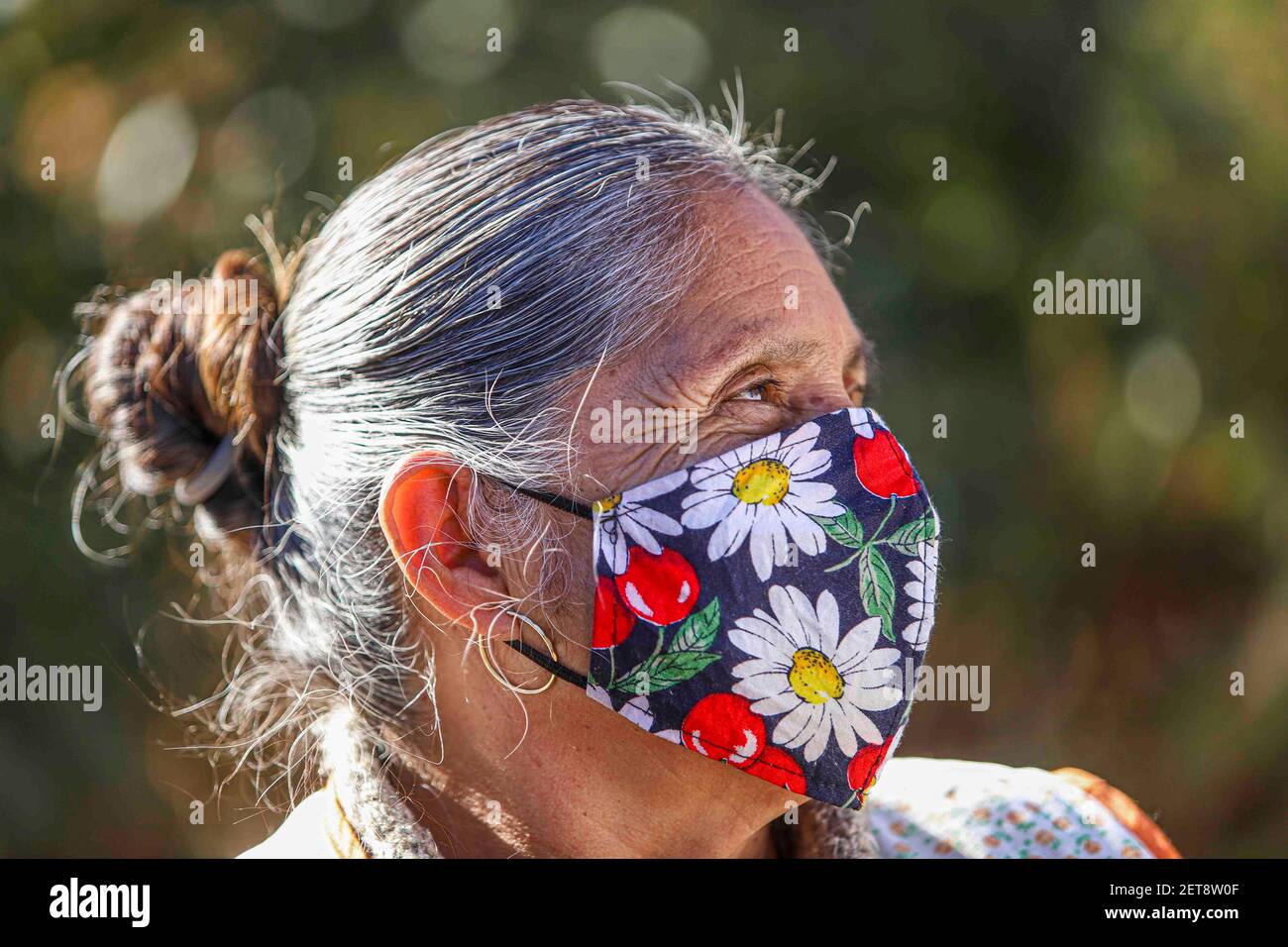 Gesicht einer alten Frau aus Naco, Sonora, Mexiko. NACO ist eine Grenzstadt in Mexiko mit einem Zollhafen. Nordöstlich des Bundesstaates Sonora, an der Grenze zu Naco, Arizona im Bundesstaat Arizona USA gelegen ... (Foto von Luis Gutierrez / Norte Photo) Cara de una vieja mujer habitante del Naco, Sonora , Mexiko. Naco es un pueblo fronterizo de México con puerto de aduana. Localizado al noreste del estado de Sonora, en la frontera con Naco, Arizona del estado de Arizona Estados Unidos... (Foto von Luis Gutierrez/Norte Photo) Stockfoto