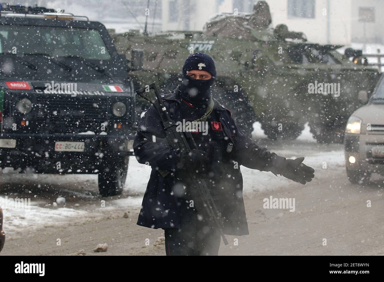 Italienische Carabinieri, Mitglieder der NATO-geführten Friedenstruppen in Bosnien, sichern sich einen Perimeter während der Straßenkontrollen in der bosnisch-serbischen Hochburg Stockfoto