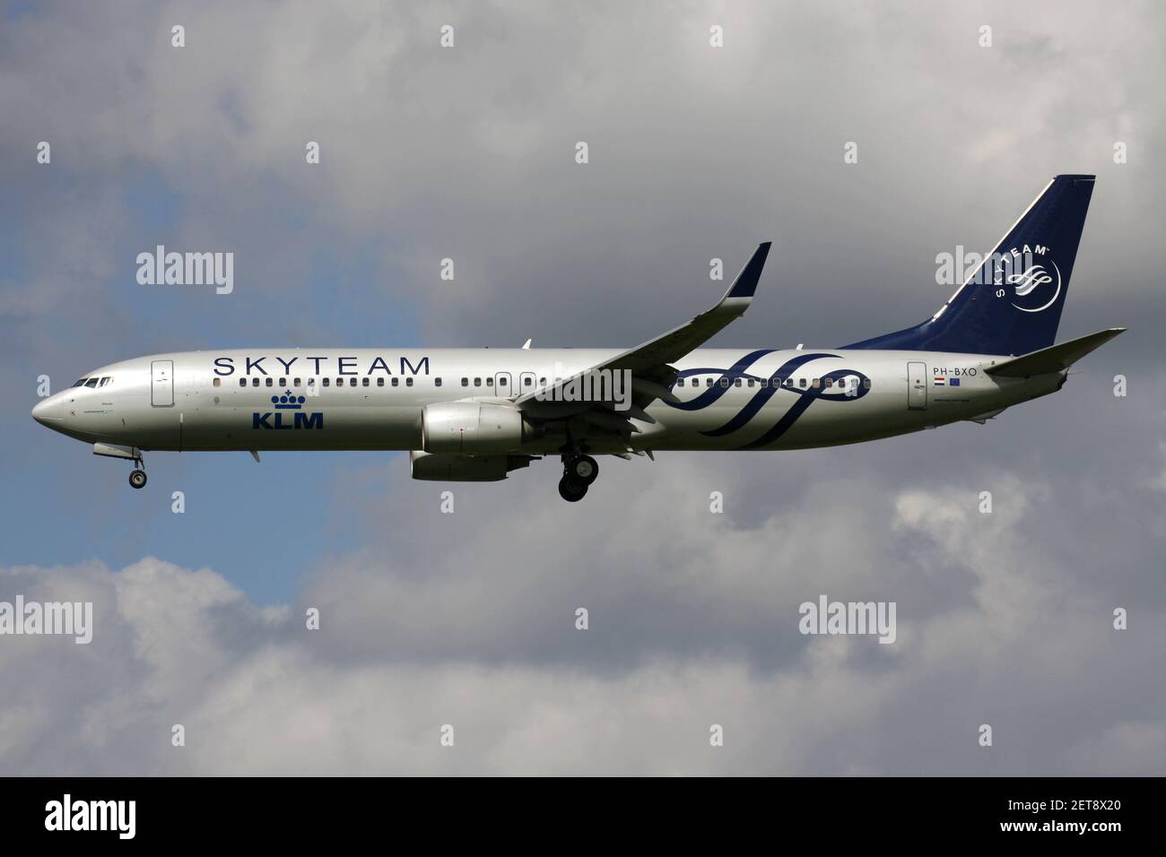 Niederländische KLM Boeing 737-900 mit Registrierung PH-BXO in SkyTeam-Lackierung im Finale für Amsterdam Airport Schiphol. Stockfoto