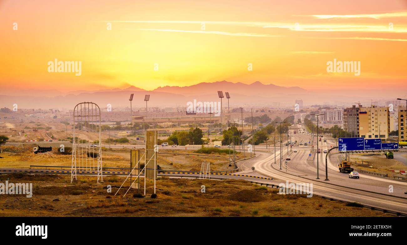 Landschaftlich schöner Blick auf die Hauptstadt Maskat, Oman nach Sonnenuntergang Stockfoto