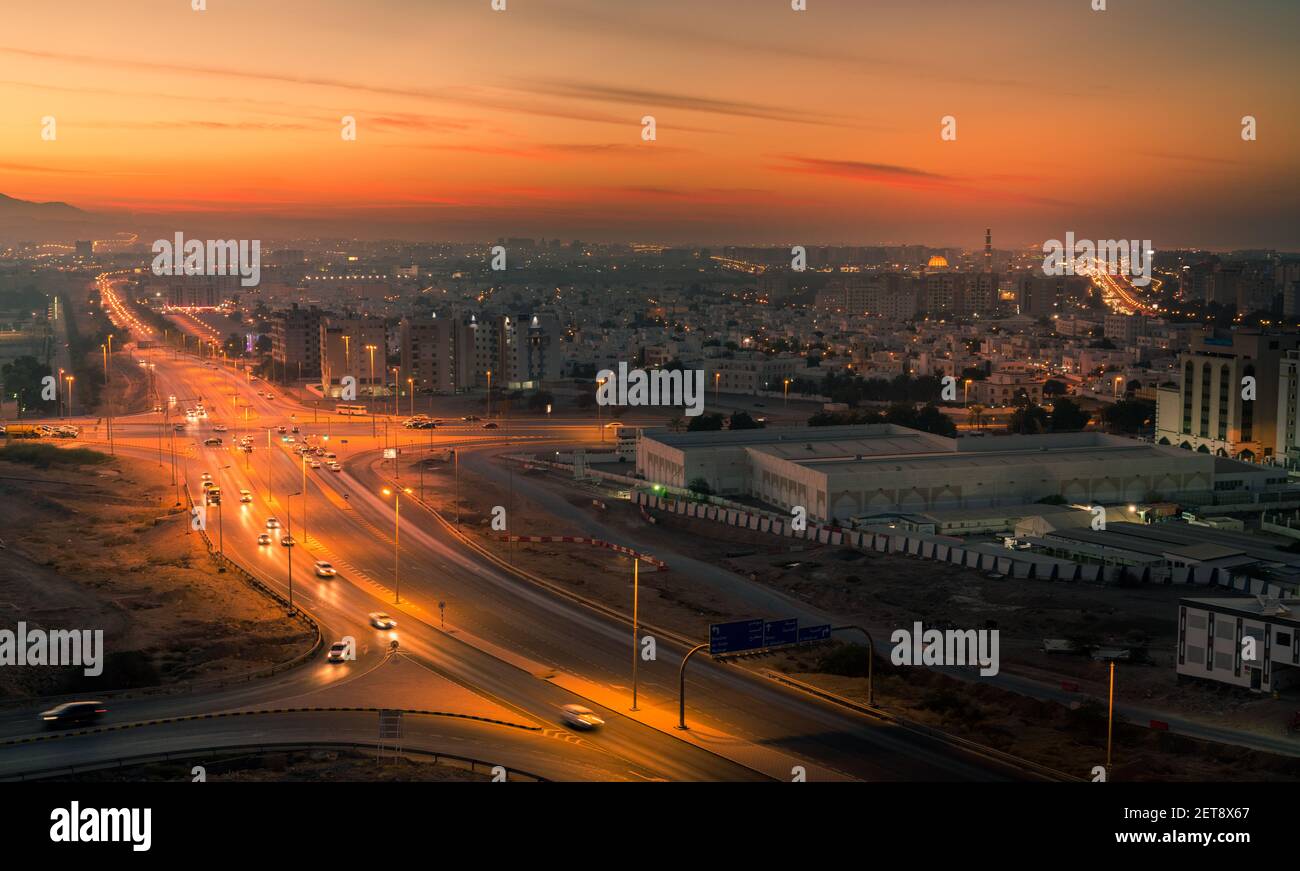 Landschaftlich schöner Blick auf die Hauptstadt Maskat, Oman nach Sonnenuntergang Stockfoto