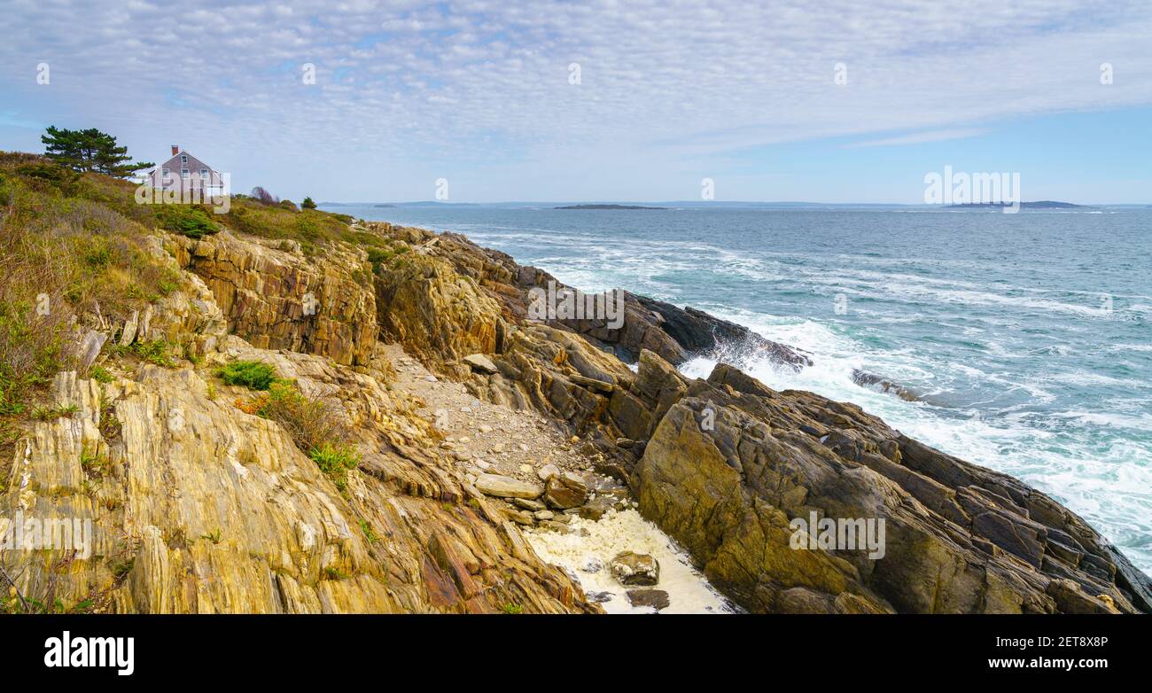 Landschaftlich schöner Blick auf die felsige Küste von Maine Stockfoto