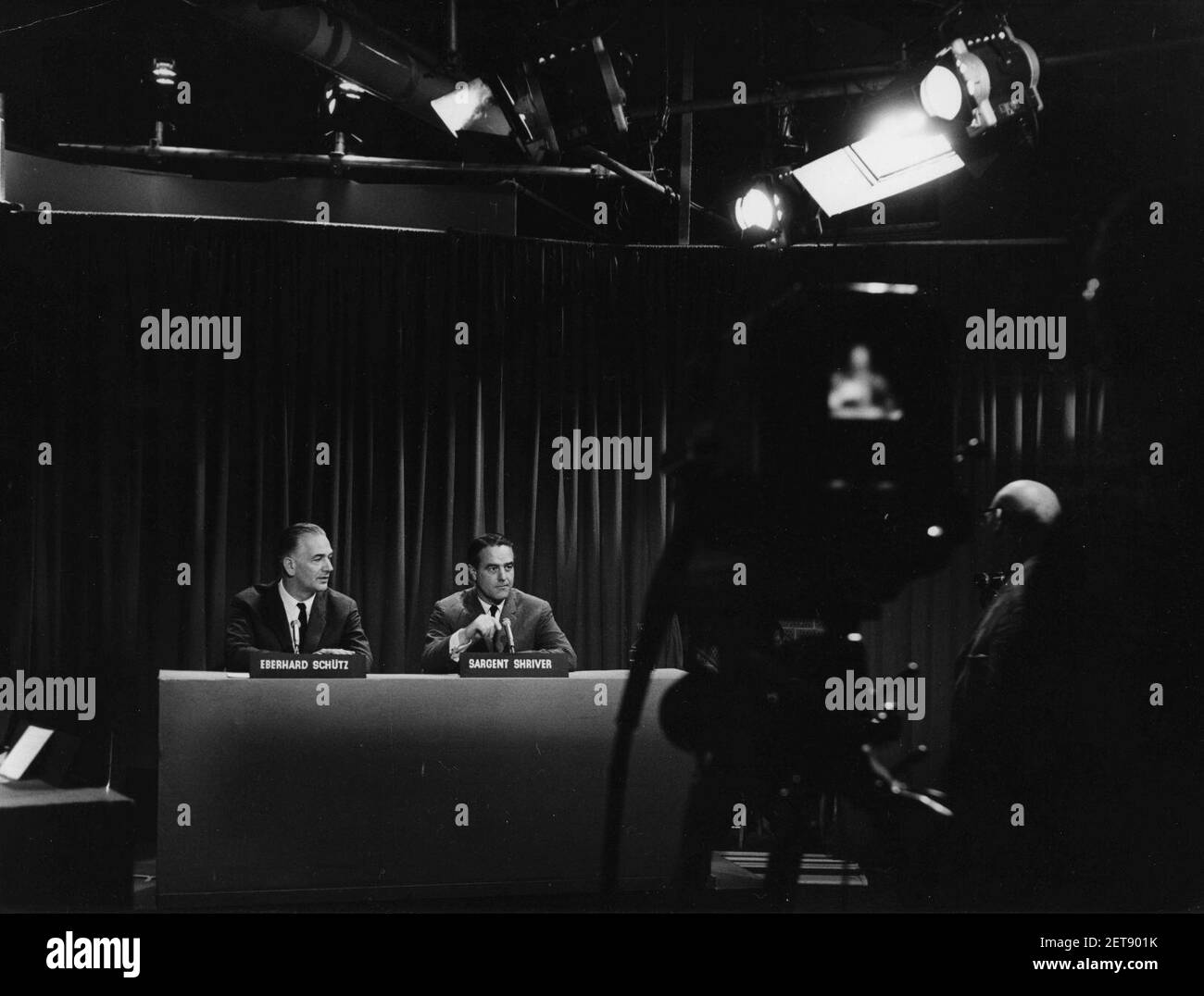 Friedenskorps-Direktor Sargent Shriver erscheint am 26. April 1964 in der Sendung „Meet the Press“ von Radio Free Berlin mit Moderator Eberhard Schuetz Stockfoto