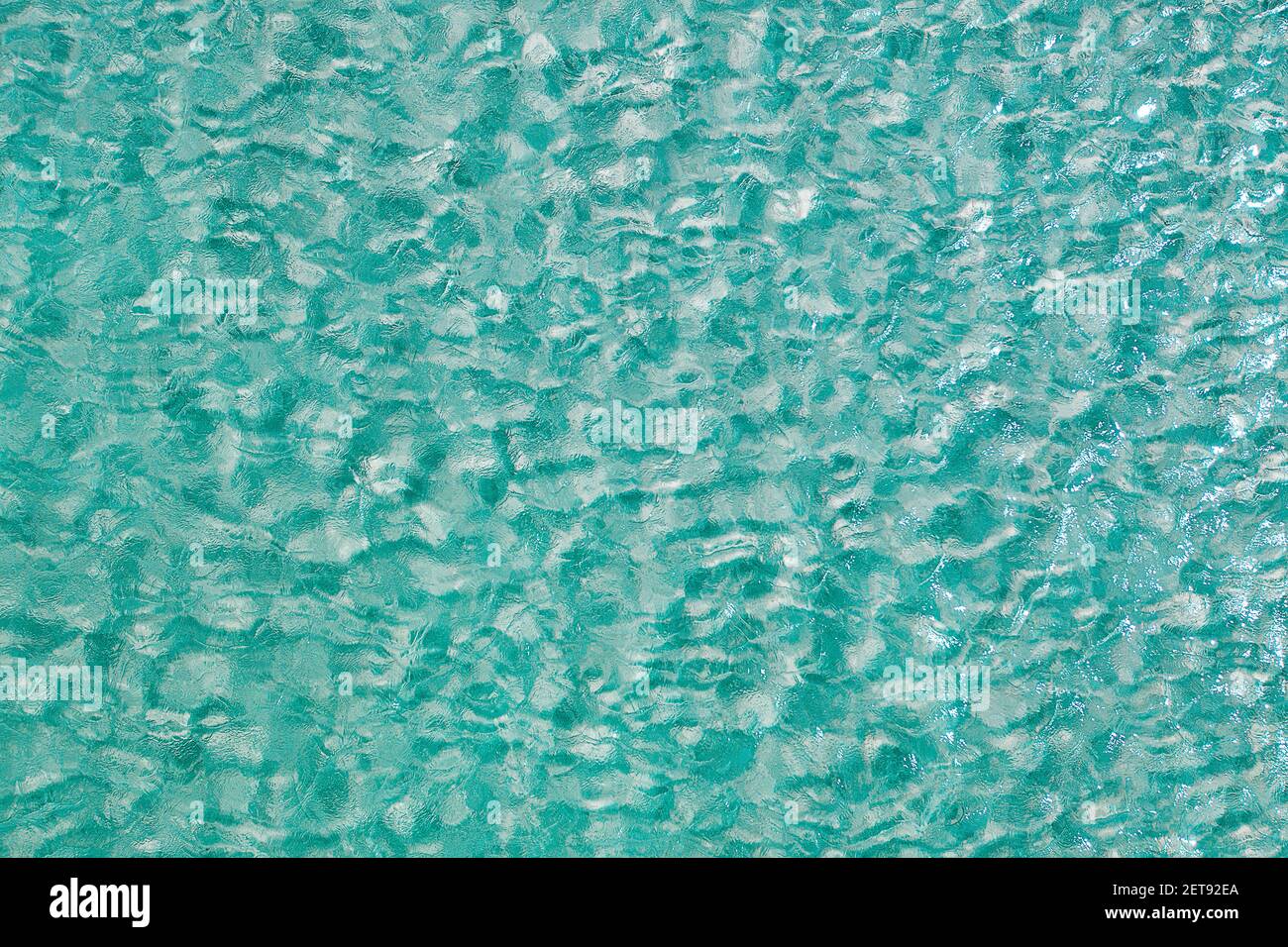 Blaue tropische Meeresoberfläche mit Wellen und Wellen. Hochwertige Fotos Stockfoto