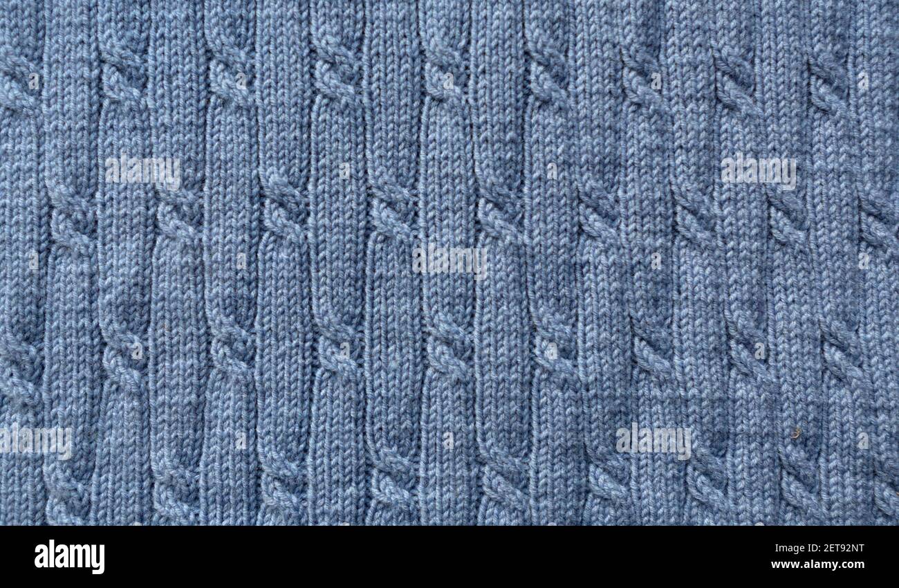 Strickmuster. Nahaufnahme der gestrickten Wollstruktur. Blaues Muster als Hintergrund gestrickt. Stockfoto