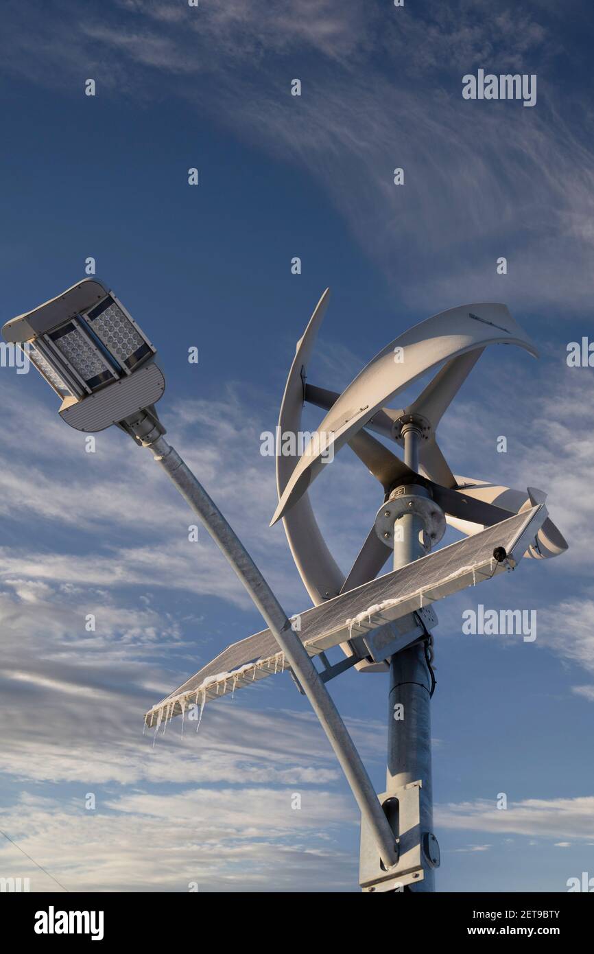 Eine moderne vertikale Windkraftanlage und Solaranlage produzieren erneuerbare Energie in Airdrie Alberta Kanada. Stockfoto