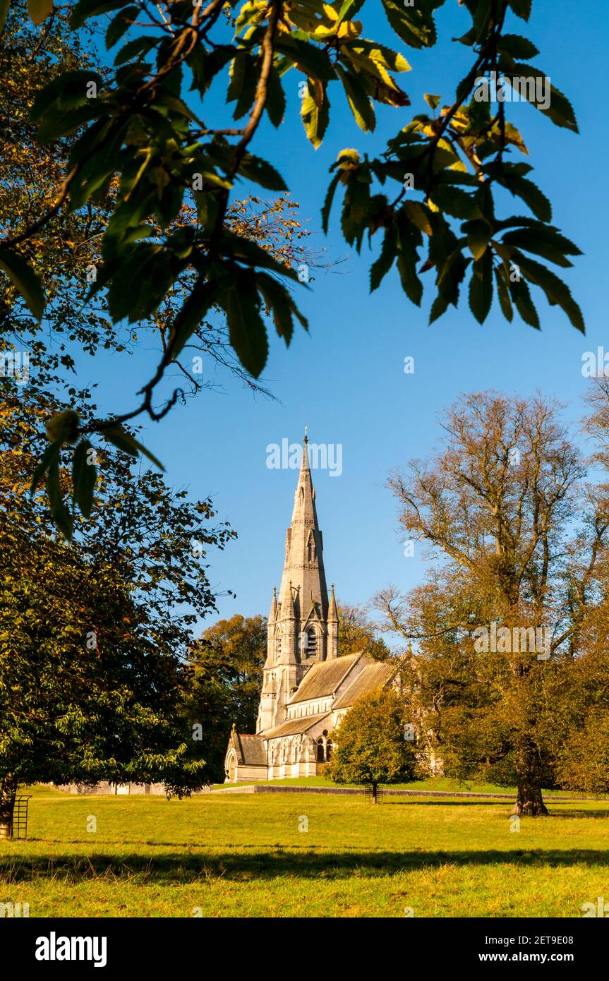 Blick auf die St. Mary's Church in Studley Royal, in der Nähe von Ripon, North Yorkshire. Oktober. Stockfoto