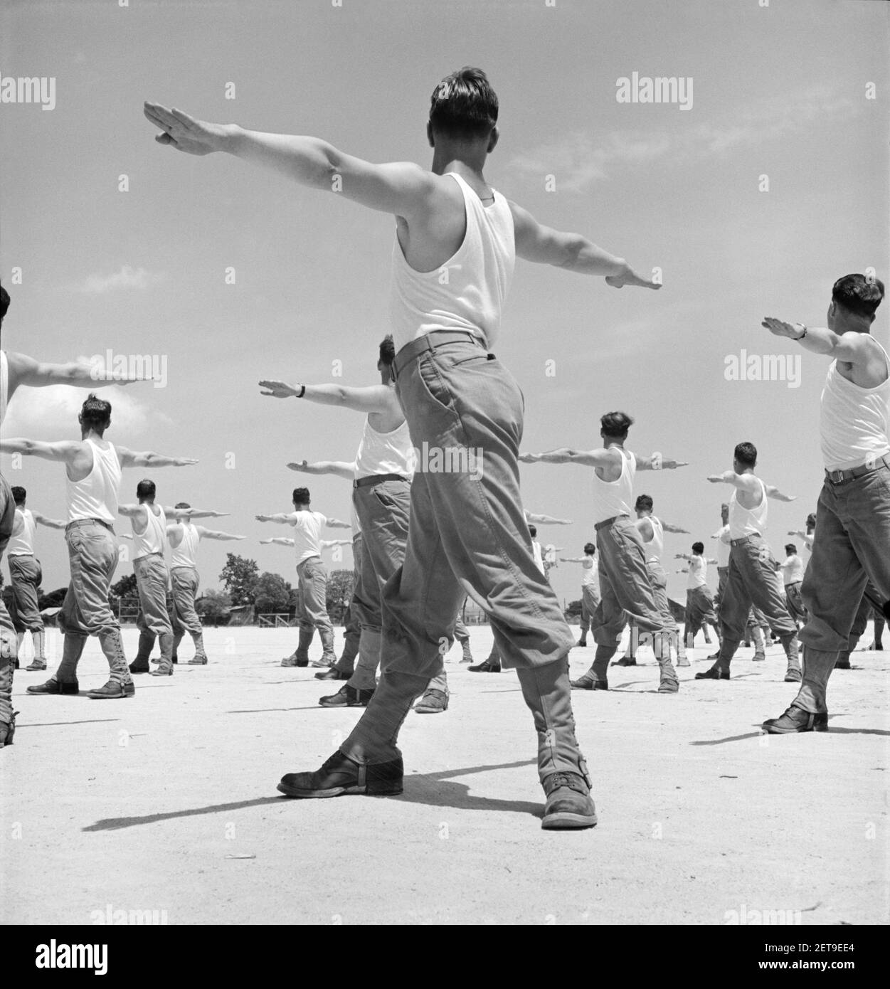 Eingesandte Männer gehen durch Calisthenics Routine, Air Service Command, Daniel Field, Georgia, USA, Jack Delano, U.S. Office of war Information, Juli 1943 Stockfoto