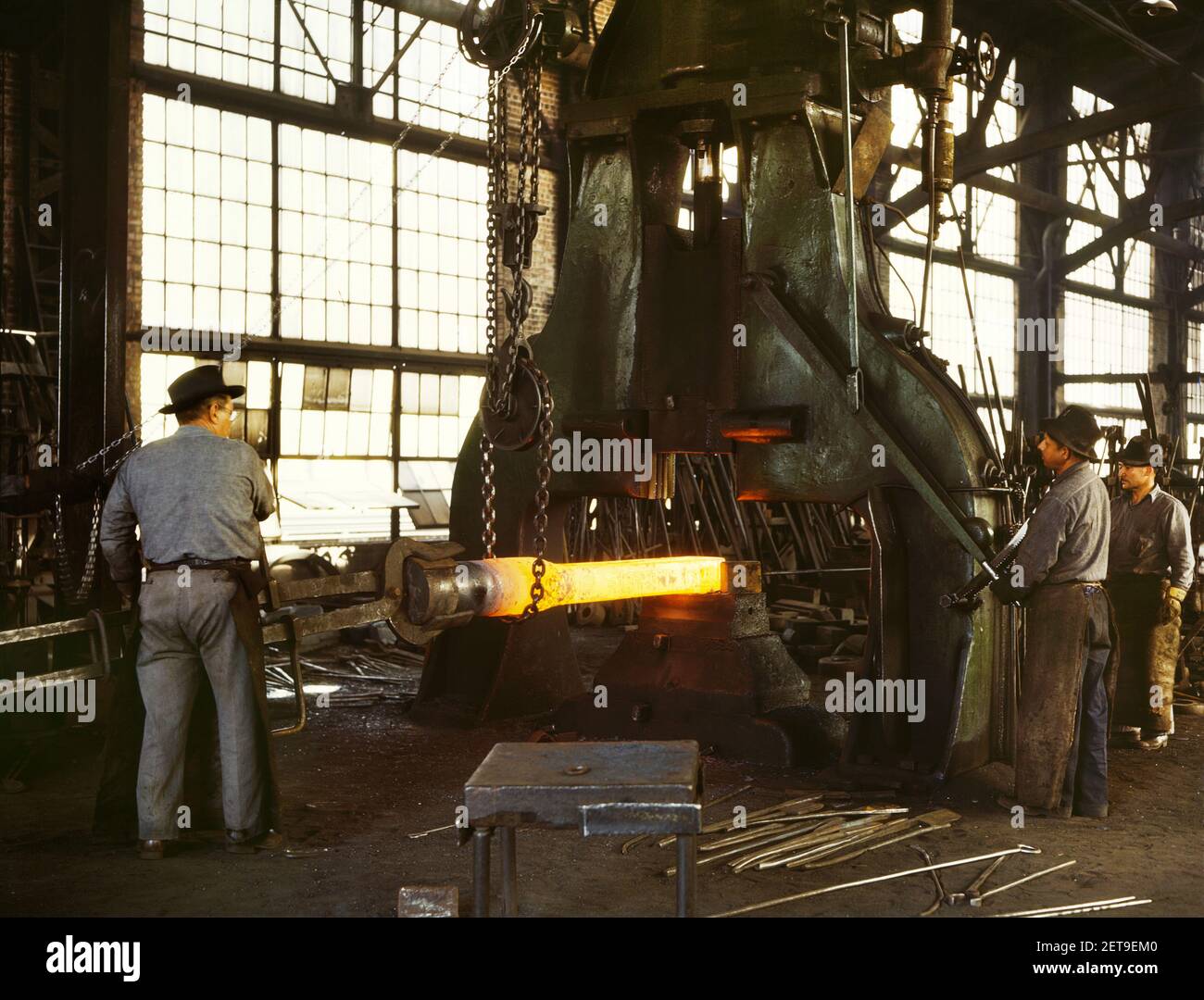 Arbeiter hämmern aus Draw Bar auf Steam Drop Hammer in Blacksmith Shop, Santa Fe Railroad, Albuquerque, New Mexico, USA, Jack Delano, U.S. Office of war Information, März 1943 Stockfoto