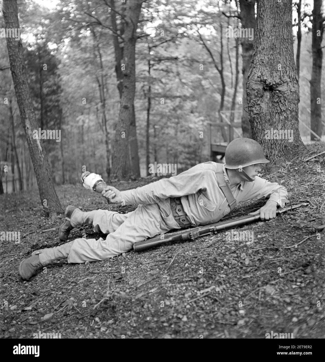 Sergeant George Camblair lernen, wie man einen "Molotov Cocktail" verwendet, Fort Belvoir, Virginia, USA, Jack Delano, U.S. Office of war Information, September 1942 Stockfoto