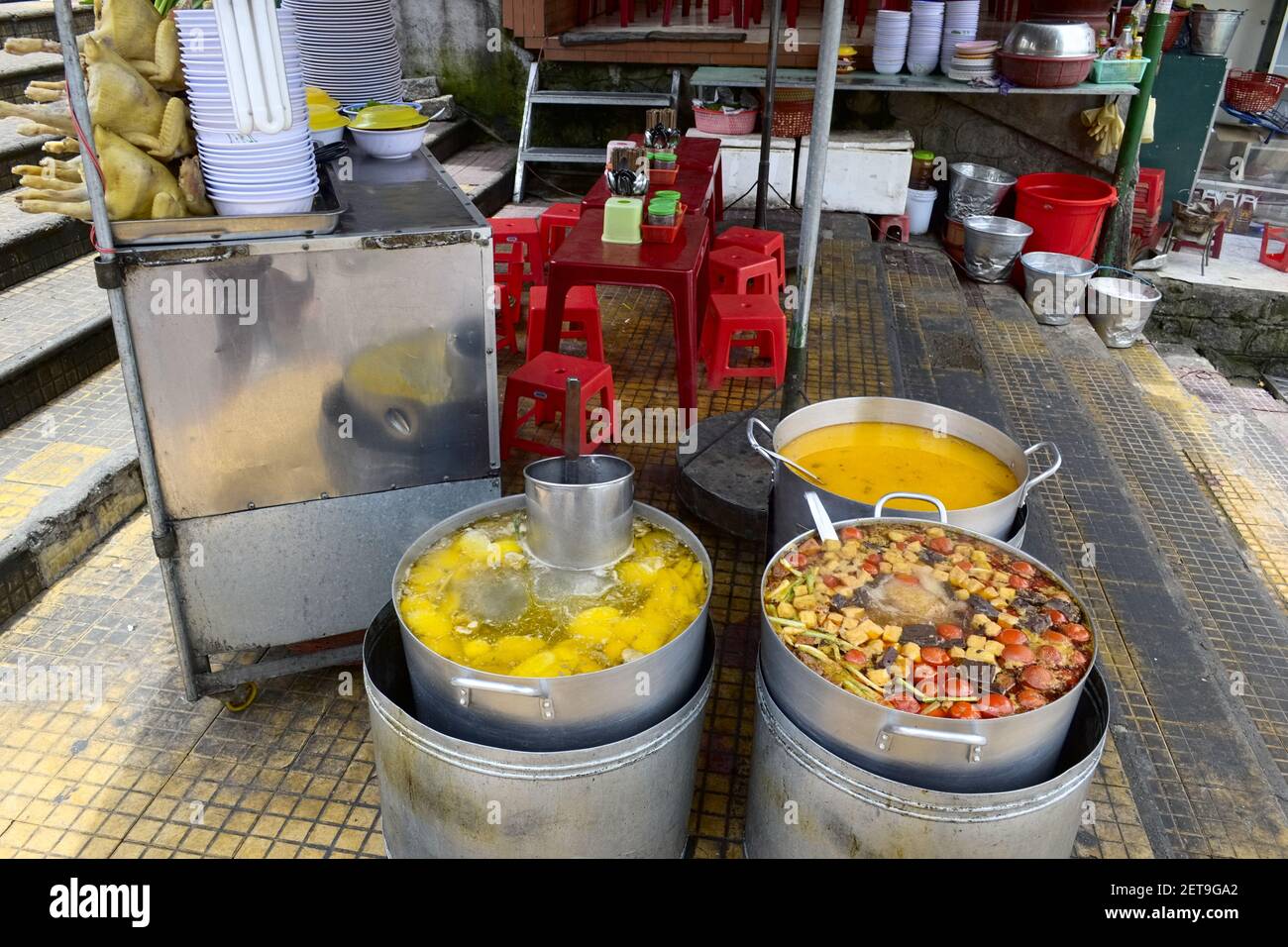 Straßencafé mit vietnamesischem Essen wie Pho bo in Da Lat, Vietnam, August 2015 Stockfoto