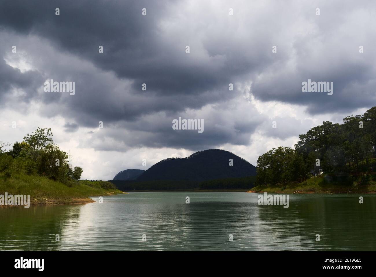 Wolkiger Himmel über dem Tuyen Lam See und Berg in der Nähe von Da Lat, Provinz Lad Dong, Vietnam, August 2015 Stockfoto