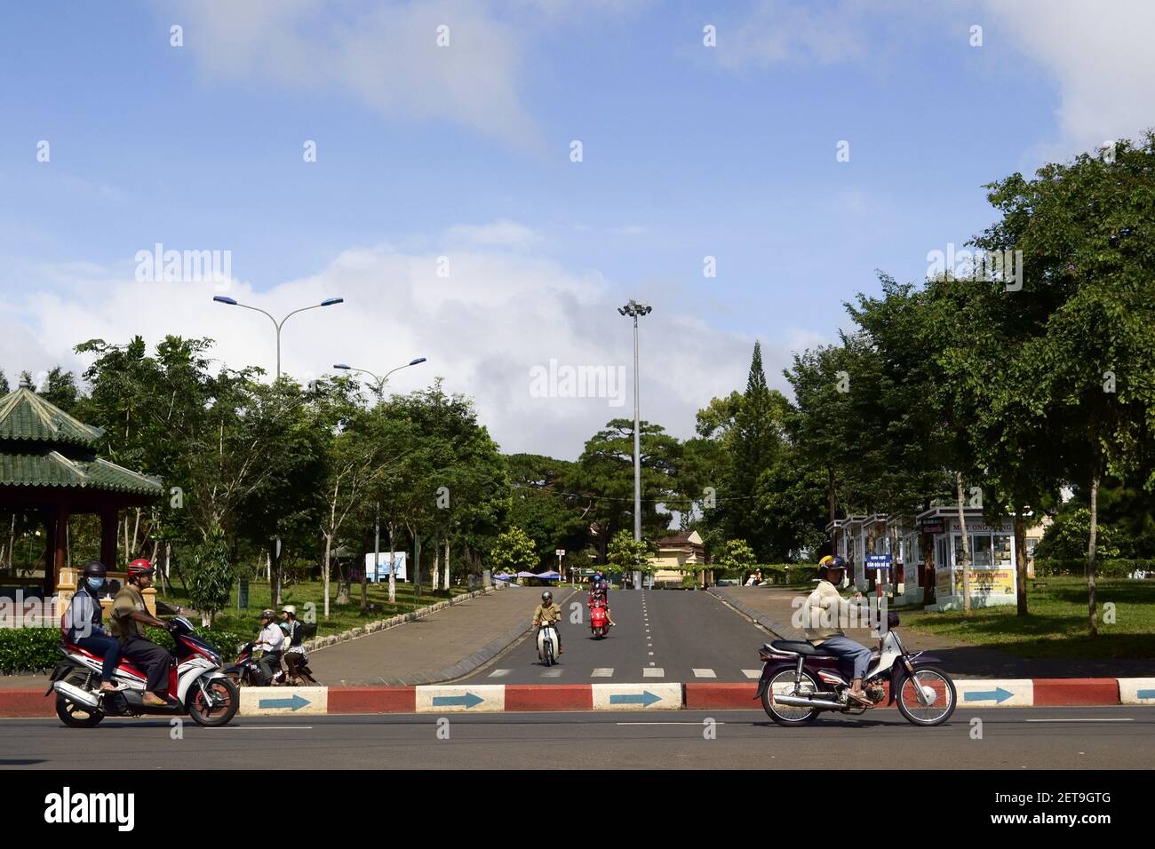 Pleiku, Vietnam - September, 2015: Motorräder auf der Straße ohne Autos. Pfeile zeigen die Verkehrsrichtung an. Stockfoto