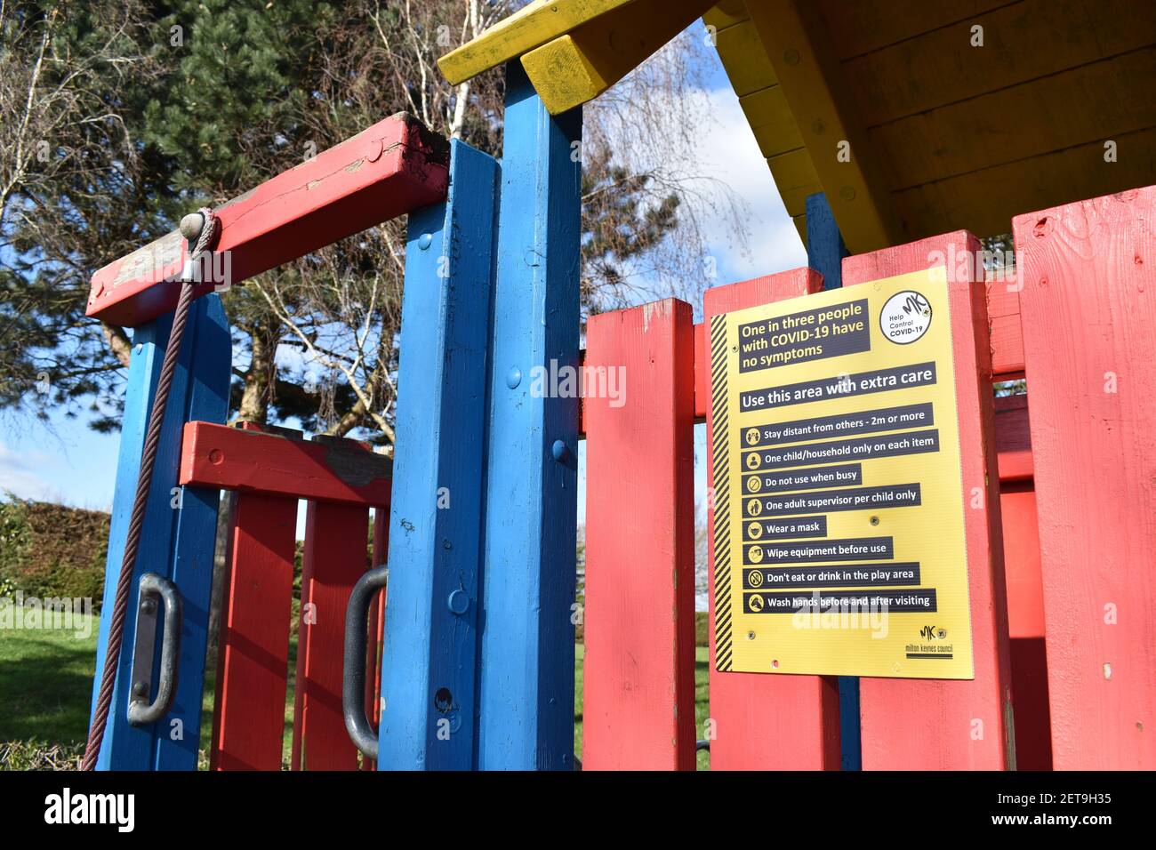 Beratung zu COVID-19 über Spielgeräte. Stockfoto