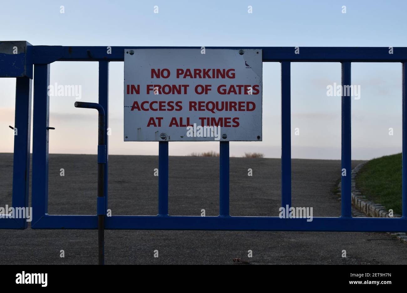 Schild am Campbell Park in Milton Keynes: 'Kein Parkplatz vor den Toren'. Stockfoto