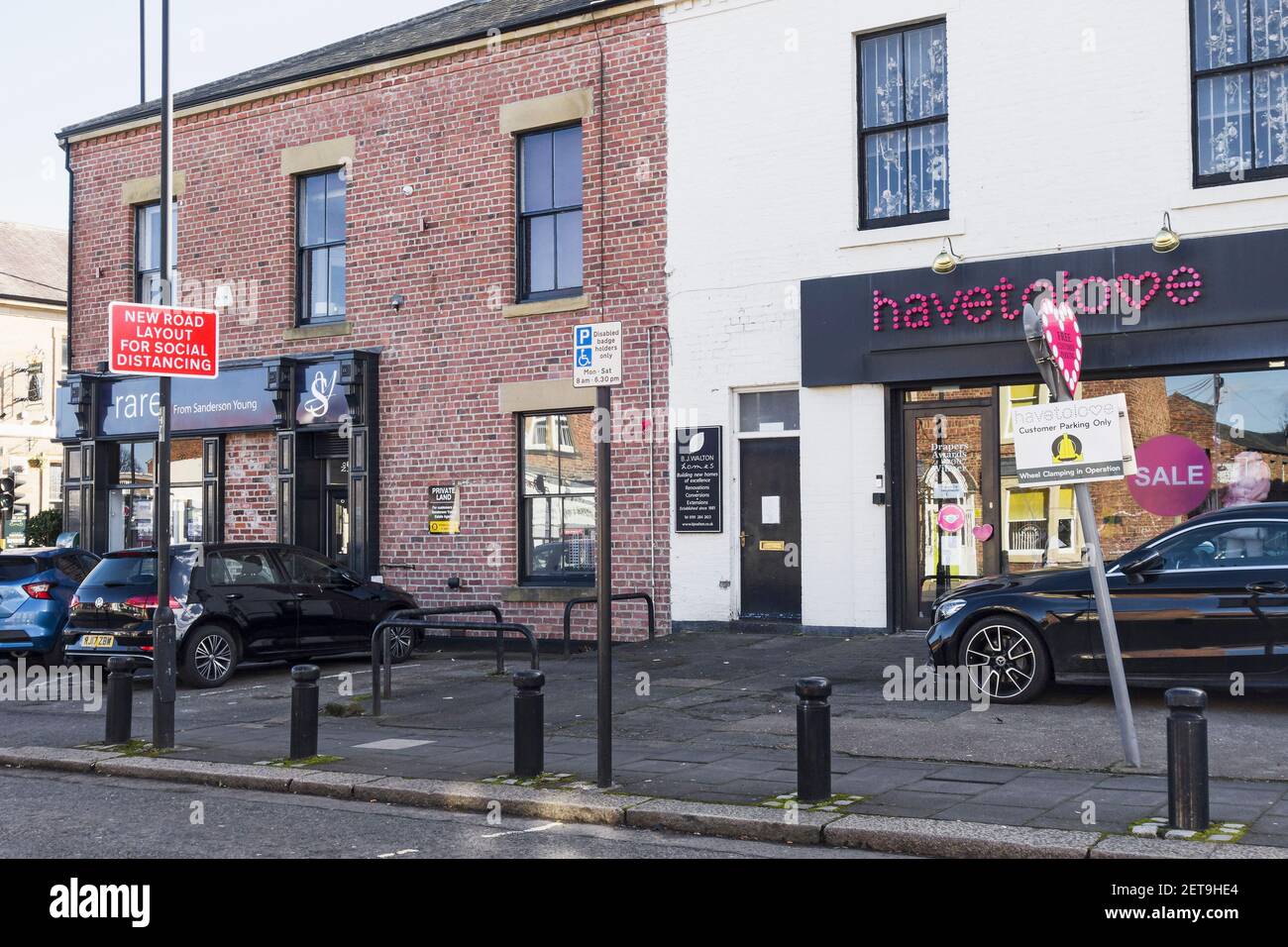 Parkbeschränkungen in einer britischen Hauptstraße. Stockfoto