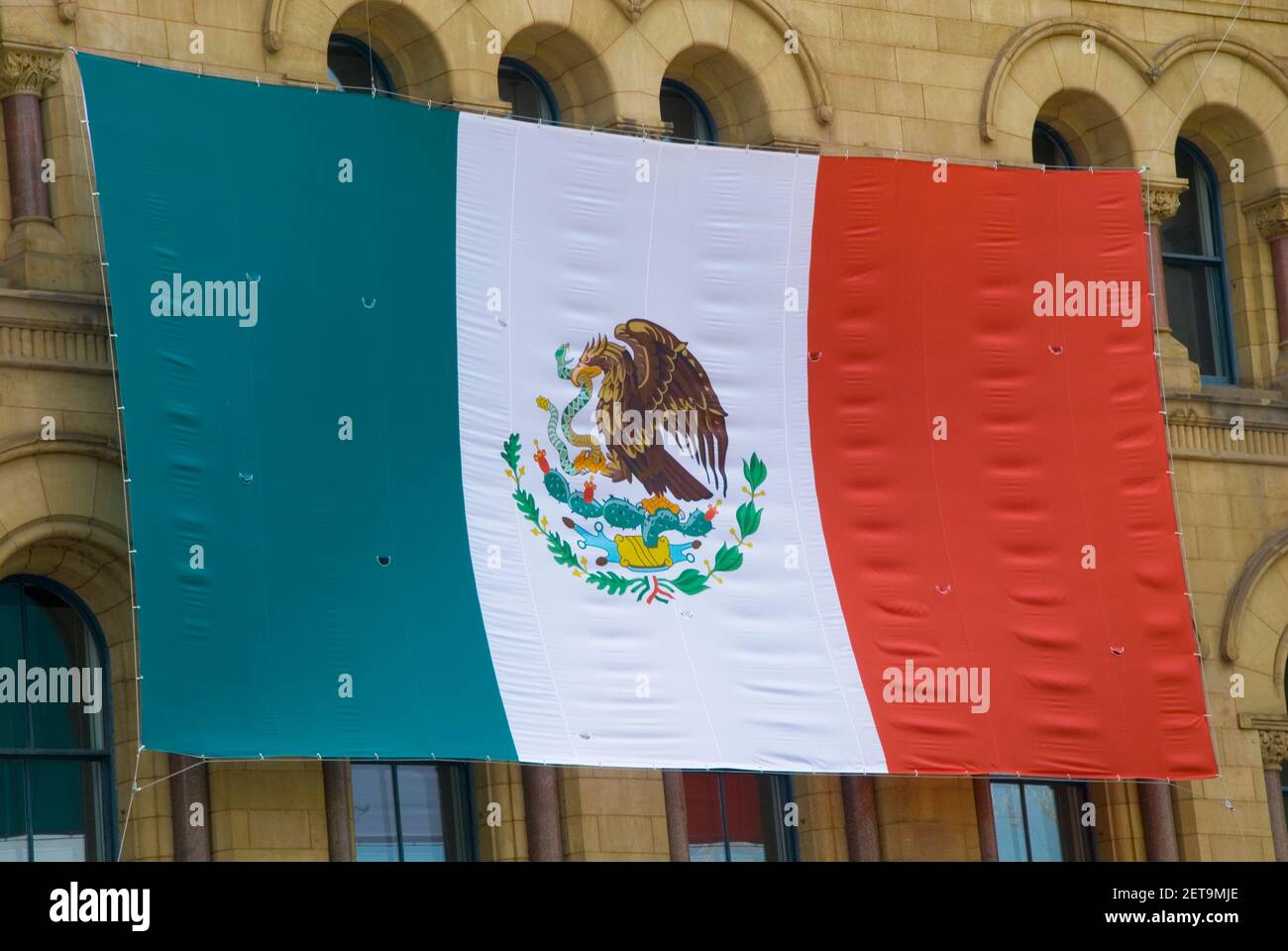Große mexikanische Flagge hängend aus Gebäude, Ottawa, Ontario, Kanada Stockfoto