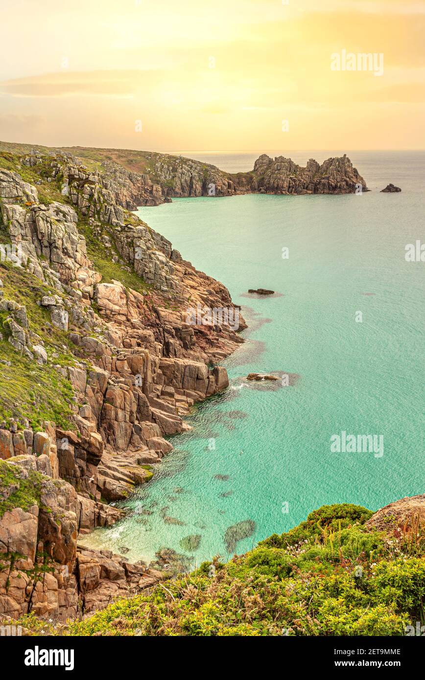 Küste in der Nähe von Porthcurno in der Abenddämmerung, Cornwall, England, Großbritannien Stockfoto