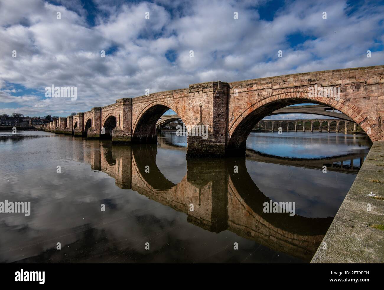 Die Old Bridge, Berwick upon Tweed, mit der Royal Tweed Bridge, die den Straßenverkehr und die Royal Border Bridge mit der East Coast Rail Line transportiert. Stockfoto