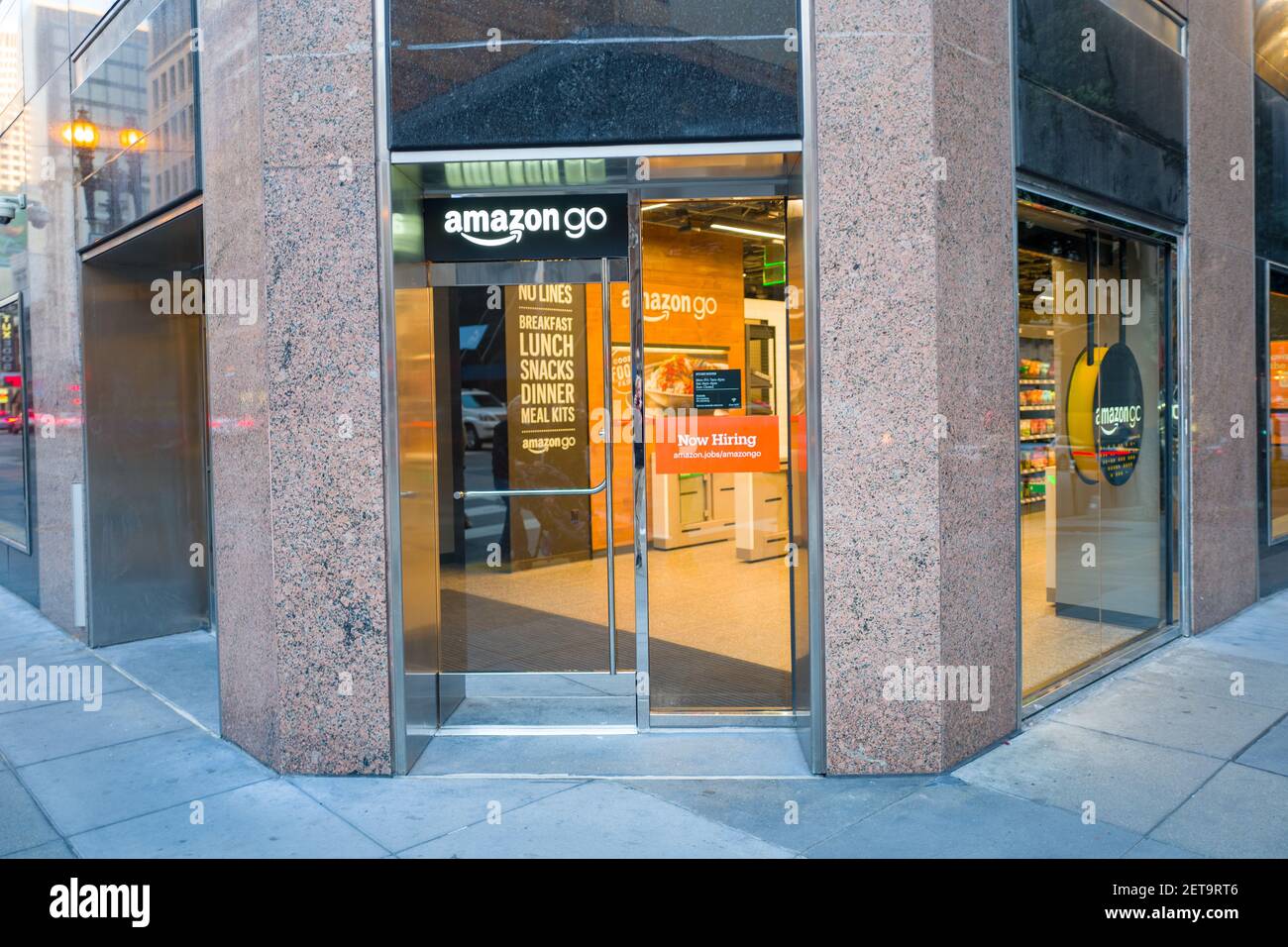 Fassade mit Logo und Schild im Amazon Go Concept Store, einem von Amazon  betriebenen Ladengeschäft, in dem Käufer Artikel aus den Regalen nehmen und  ohne Kasse verlassen können, wobei ihre Artikel automatisch