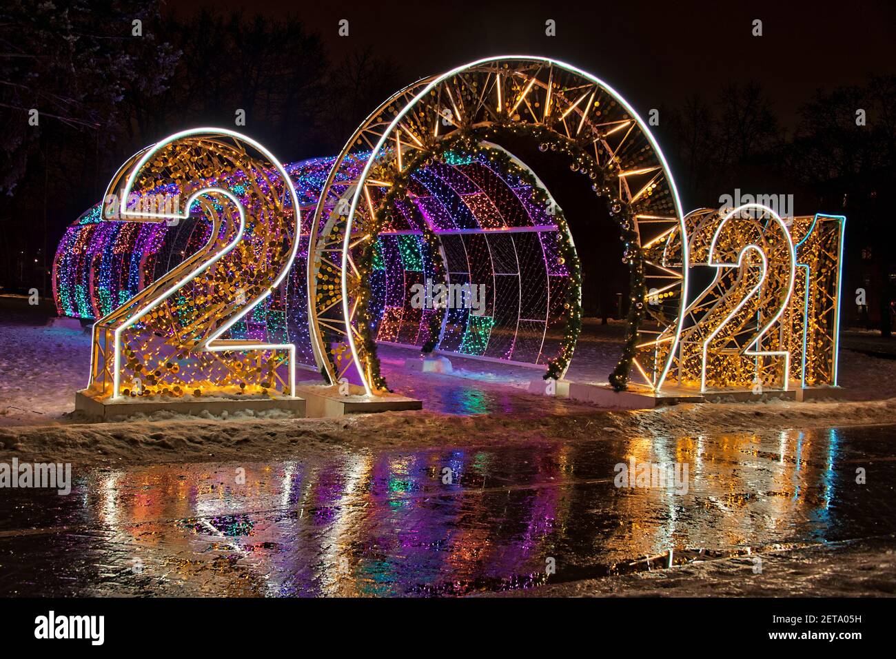 2021 Neujahrsschild mit Lichttunnel Stockfoto