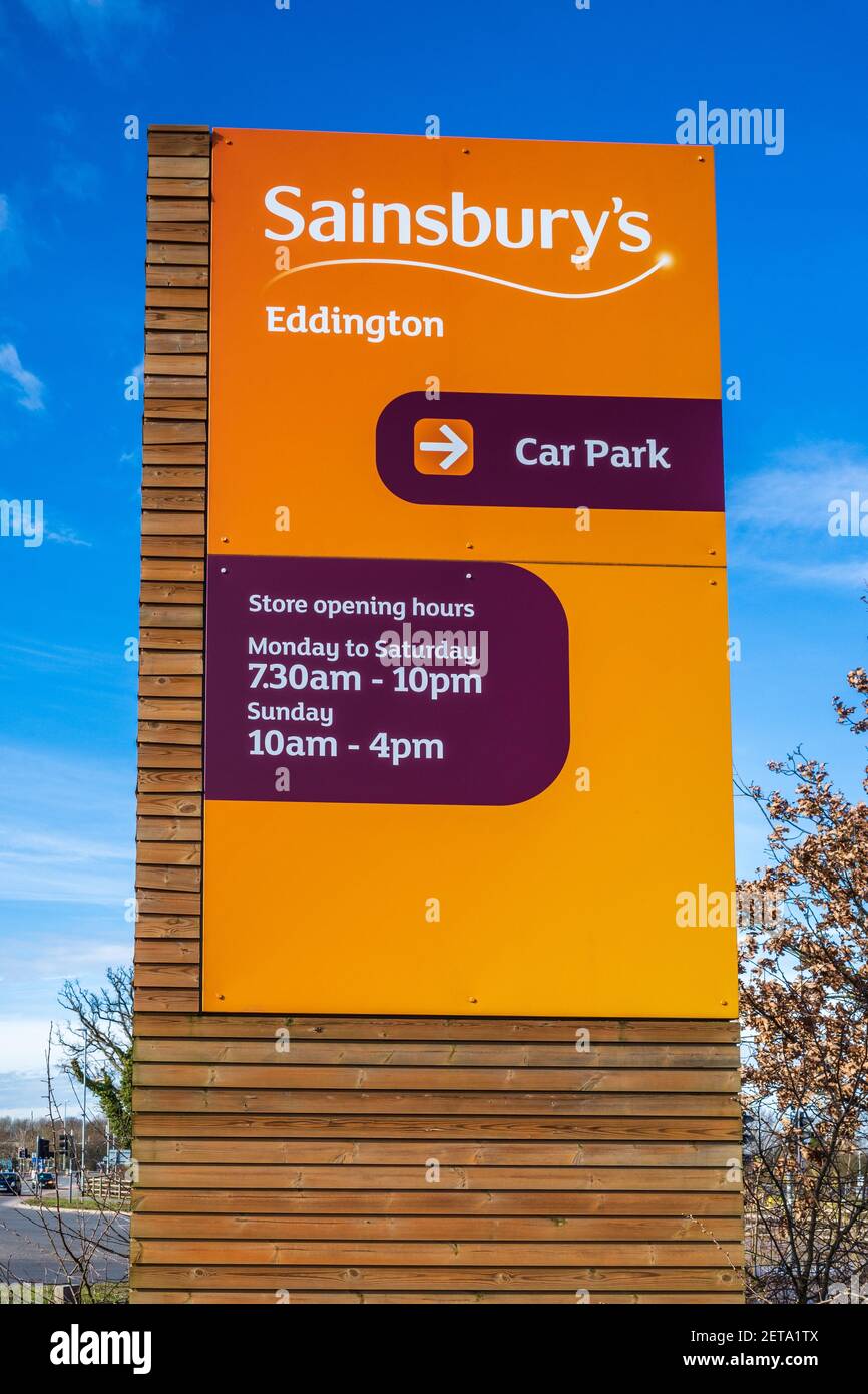 Sainsbury's Supermarket Store Schild an einer Hauptstraße in Cambridge UK. Sainsbury's Eddington Cambridge Shop Schild. Stockfoto