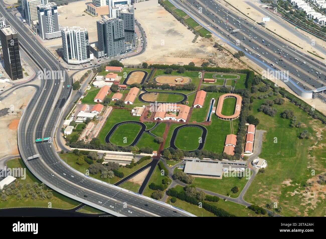 Godolphin Head Quares und Al Quoz Stables in Dubai, Vereinigte Arabische Emirate. Pferderennen Zentrum Luftaufnahme. Stockfoto