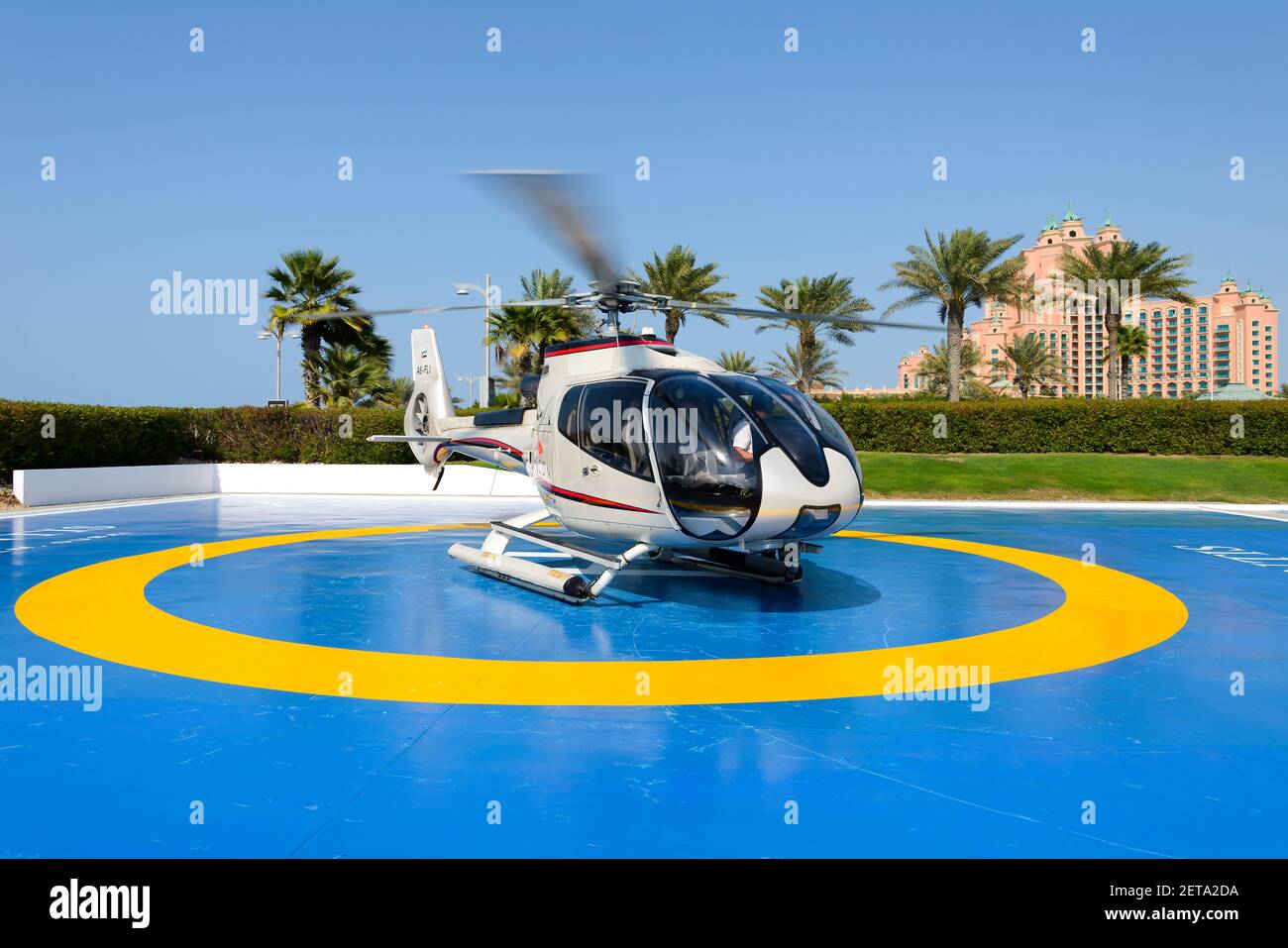 Falcon Aviation Services Helikopter Eurocopter EC 130BA auf dem Palm Jumeirah Helipad in Dubai, Vereinigte Arabische Emirate. Touristische Heli-Flüge. Stockfoto