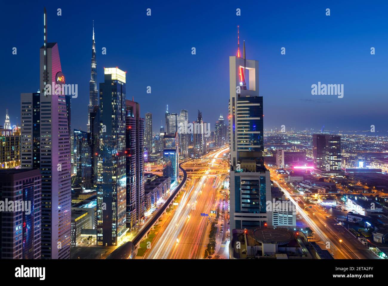 Skyline von Dubai bei Nacht. Mehrere moderne Wolkenkratzer an der Sheikh Zayed Road und der Autobahn in Dubai, Vereinigte Arabische Emirate. Hohe Gebäude im Emirat Dubai. Stockfoto