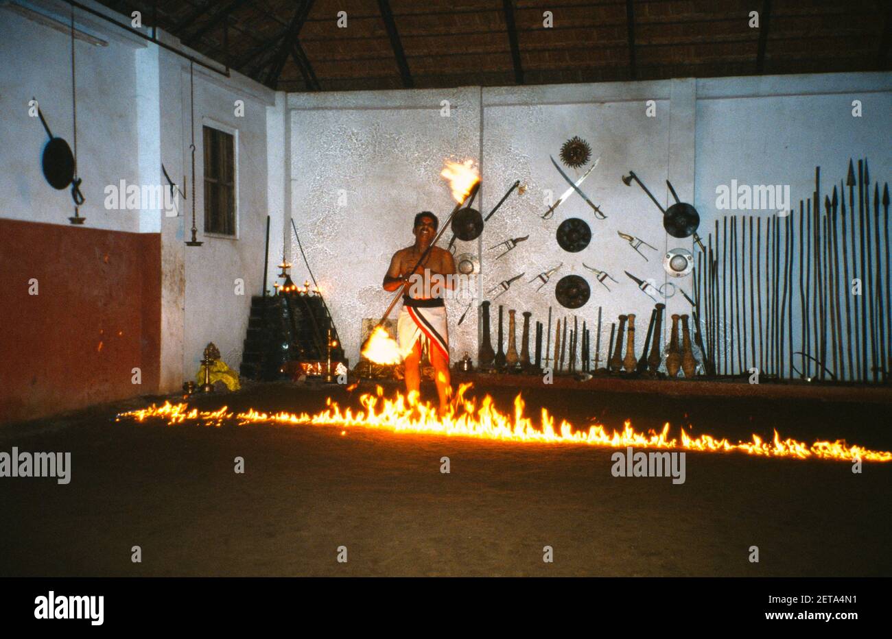 Kerala Indien Kochi Mann Tanzen Mit Feuer Üben Der Martial Art Kalarippayattu Stockfoto