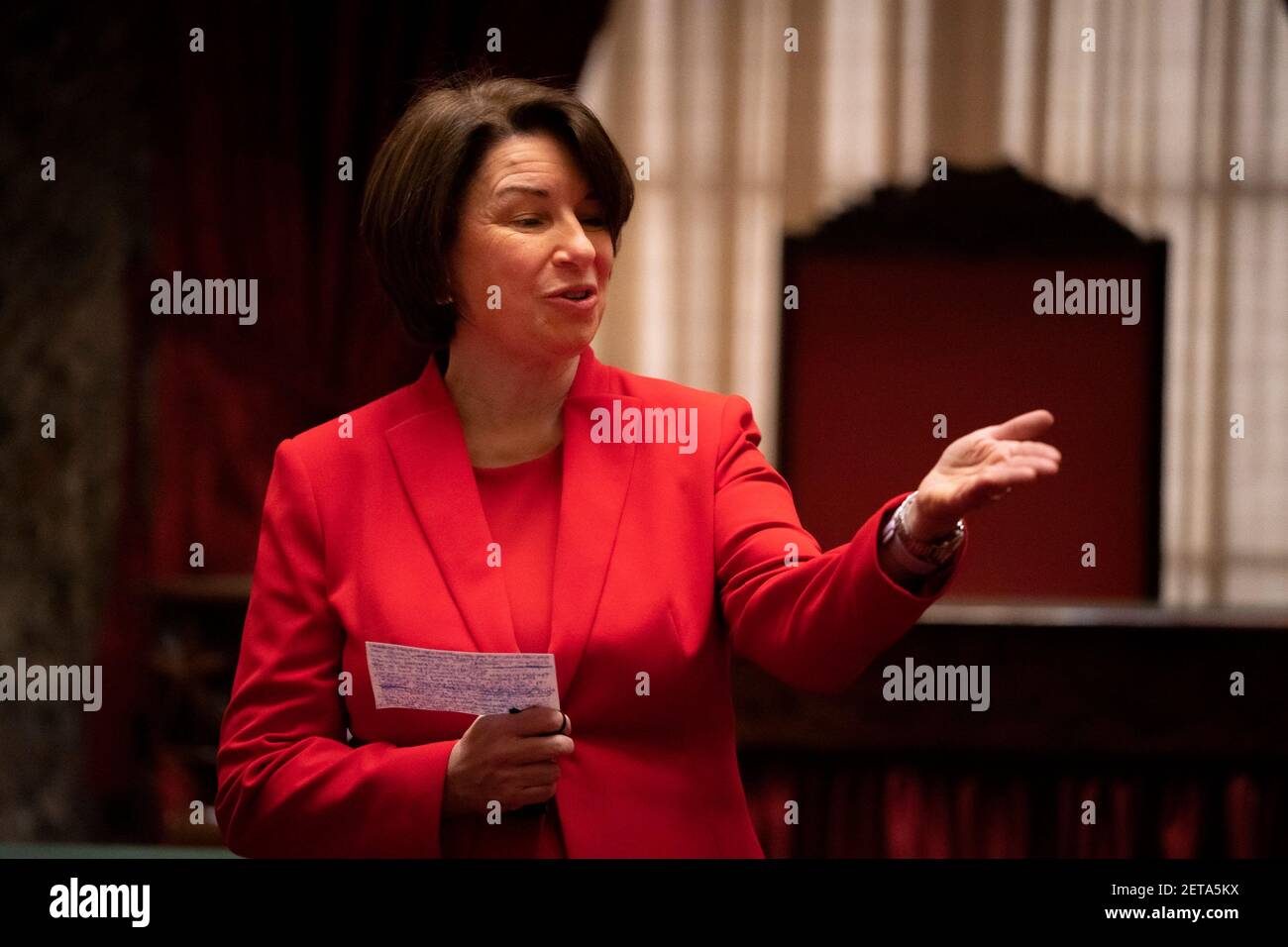 US-Senatorin Amy Klobuchar aus Minnesota, hält eine kurze Ansprache während der Preisverleihung für den Capitol Police Officer Eugene Goodman in der Senatszeremoniellen Kammer des Capitols 25. Februar 2021 in Washington, DC. Goodman erhielt den Joint Meritorious Civilian Service Award für seine Aktionen zum Schutz der Gesetzgeber während des Angriffs auf das Kapitol. Stockfoto