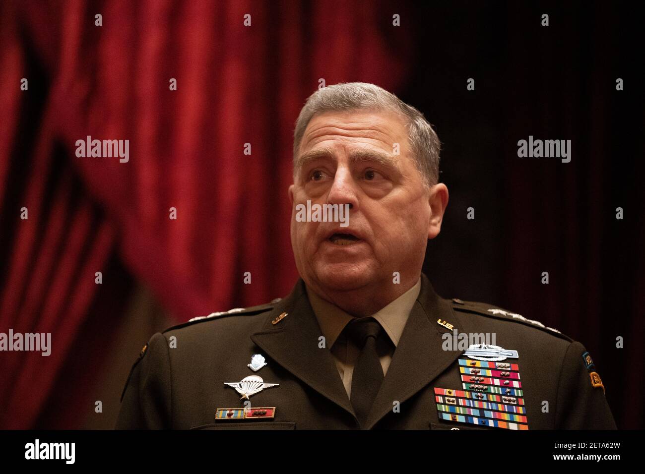US Army General Mark A. Milley, Vorsitzender der Joint Chiefs of Staff, hält eine kurze Rede während der Preisverleihung für Capitol Police Officer Eugene Goodman in der Senate Ceremonial Chamber of the Capitol 25. Februar 2021 in Washington, DC. Goodman erhielt den Joint Meritorious Civilian Service Award für seine Aktionen zum Schutz der Gesetzgeber während des Angriffs auf das Kapitol. Stockfoto