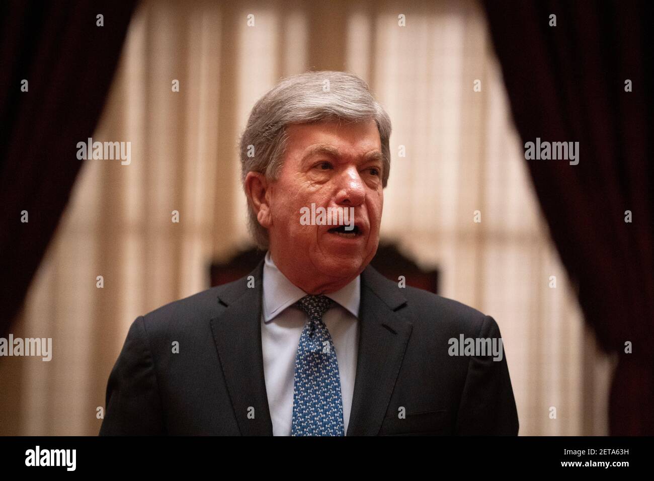 US-Senator Roy Blunt aus Missouri, hält eine kurze Ansprache während der Preisverleihung für den Capitol Police Officer Eugene Goodman in der Senatszeremoniellen Kammer des Capitols 25. Februar 2021 in Washington, DC. Goodman erhielt den Joint Meritorious Civilian Service Award für seine Aktionen zum Schutz der Gesetzgeber während des Angriffs auf das Kapitol. Stockfoto