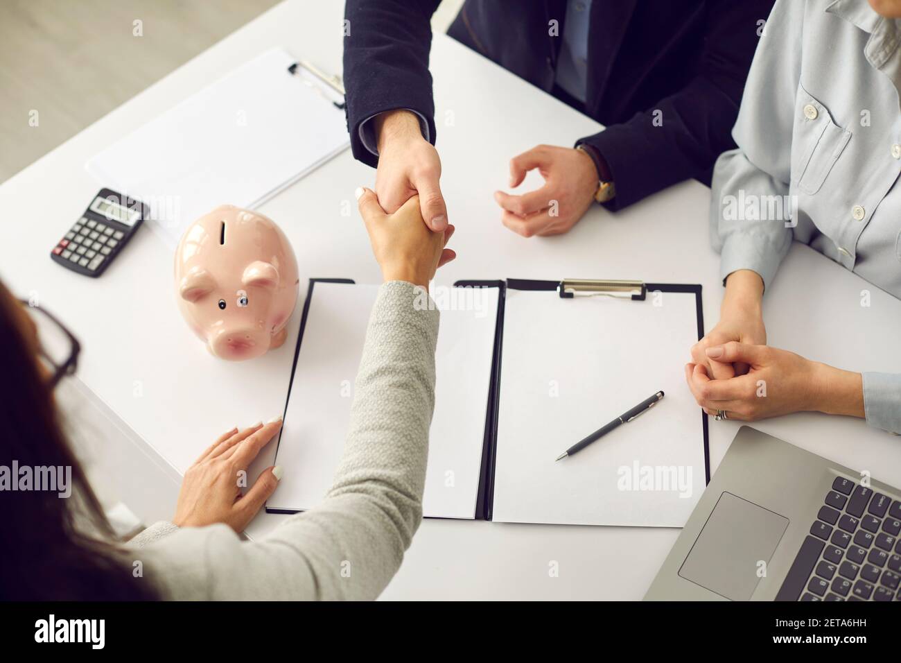 Hoher Winkel der Bank-Manager, Kreditberater oder Kreditmakler schütteln Hände mit Kunden Stockfoto