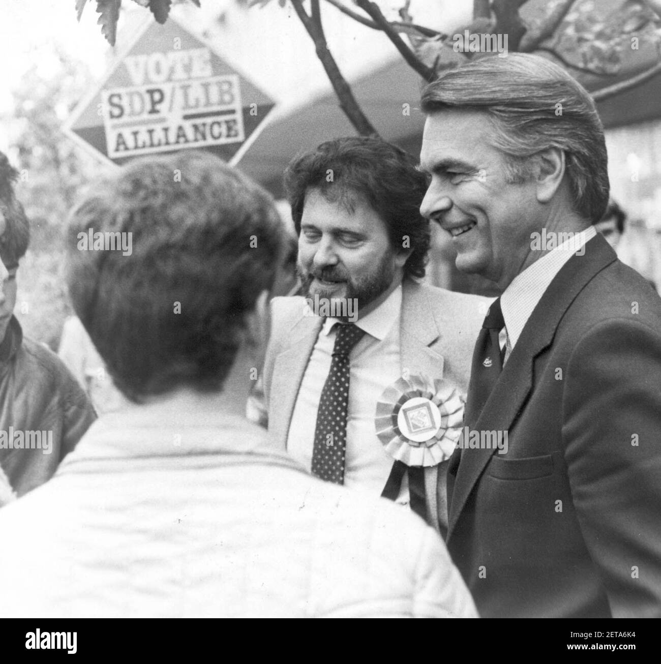 SDP-LEITER DR. DAVID OWEN UND SDP-KANDIDAT MIKE HANCOCK FÜR DIE NACHWAHL IN PORTSMOUTH SOUTH SPRECHEN IM PALMERSTON ROAD-VIERTEL MIT KÄUFERN. PIC MIKE WALKER, M. UND Y. PORTSMOUTH 1984 Stockfoto