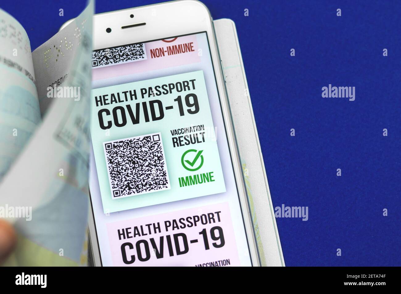 Gesundheitspass App Nahaufnahme, zeigt Reisenden digitale Dokumente mit COVID-19 Testergebnis, konzeptuelles Bild Stockfoto