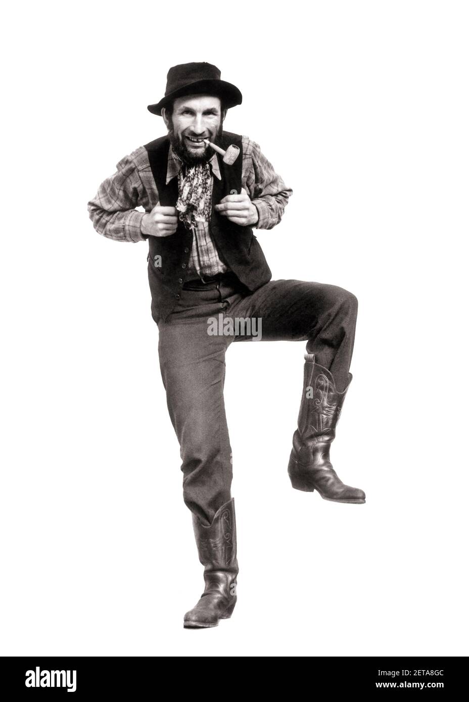1930S ZEICHEN MANN STEREOTYP LAND RUBE BART CORNCOB PFEIFE FINGER VERSTECKT IN WESTE TANZENDER FUSS STAMPFEND BLICK AUF KAMERA - C603 HAR001 HARS PERSONEN CHARAKTER MÄNNER WESTERN ENTERTAINMENT WESTE MITTLEREN ALTERS B&W MANN AUGENKONTAKT MITTLEREN ALTERS BIZARRER SCHNURRBART DARSTELLENDE KUNST HUMORVOLL GLÜCK SELTSAME PFEIFEN TABAK SCHNURRBÄRTE GROTESKE AUFREGUNG ZANY KOMISCH UNKONVENTIONELL IN SCHLECHTER ANGEWOHNHEIT GESICHTSHAAR BERUFE RAUCHER NIKOTIN KONZEPTIONELLE SÜCHTIG COMEDY STYLISH VERSTECKT VERRÜCKTE EIGENWILLIGE KARIERTEN HEMD AMÜSANT CLOG CORNCOB EXZENTRISCHE HILLBILLY MID-ADULT MID-ADULT MANN ENTSPANNUNG RUBE STEREOTYP Stockfoto