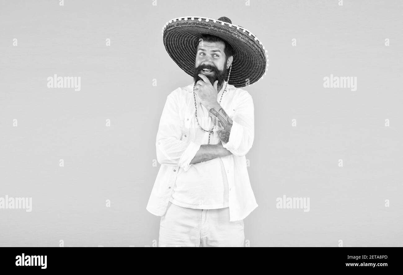 Mit Spaß auf mexikanische Partei. Reife bärtige Hipster in Sombrero. Sommerurlaub und Urlaub. Glückliche mexikanische Mann trägt traditionelle Mode-Accessoire. mexikanische energetische Temperament. Stockfoto