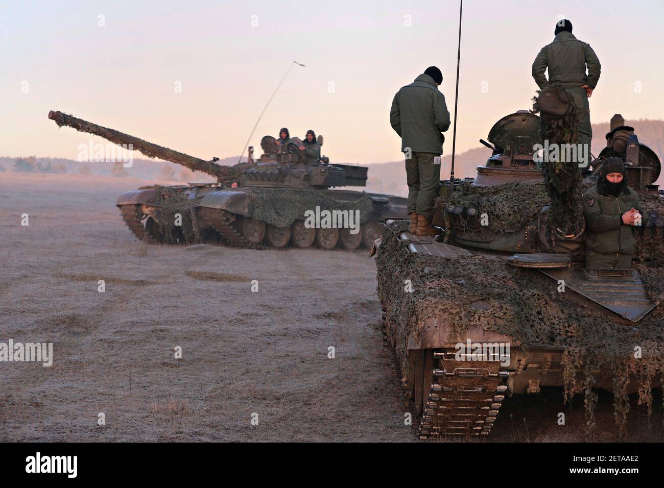Hohenfels, Deutschland. März 2021, 01st. Slowenische Soldaten ruhen an einem nebligen Morgen nach der letzten Schlacht bei Combined Resolve XV, auf dem Hohenfels Trainingsgelände am 1. März 2021 in Hohenfels, Deutschland. Quelle: Planetpix/Alamy Live News Stockfoto