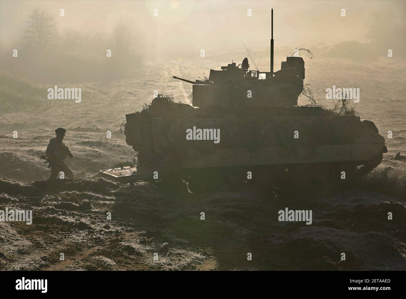 Hohenfels, Deutschland. März 2021, 01st. U.S. Army Soldiers mit dem 1st Panzerbrigade Combat Team, 1st Cavalry Division Forces an einem nebligen Morgen nach der letzten Schlacht bei Combined Resolve XV, auf dem Hohenfels Trainingsgelände am 1. März 2021 in Hohenfels, Deutschland. Quelle: Planetpix/Alamy Live News Stockfoto