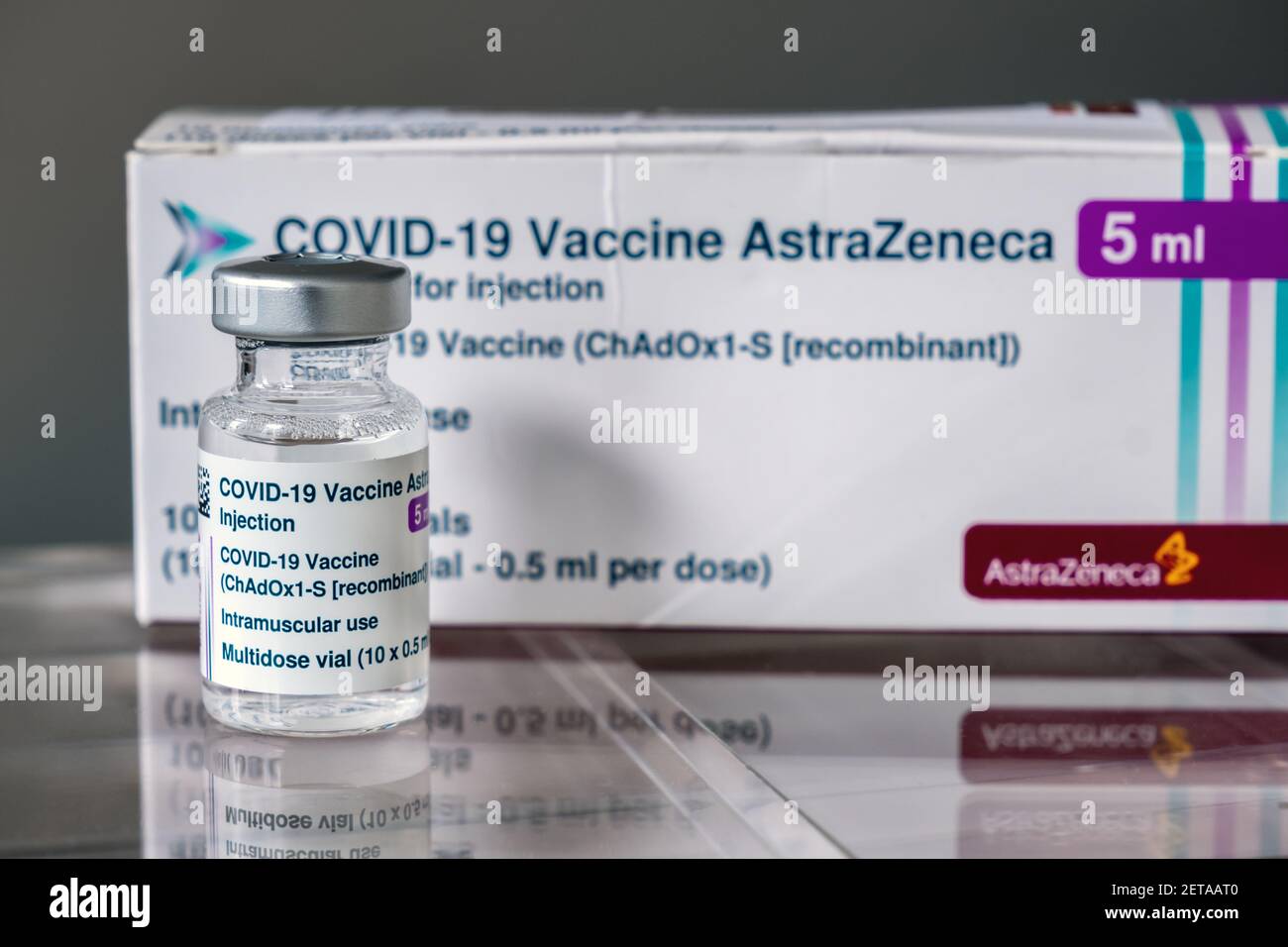 Montreal, CA - 1. März 2021: Fläschchen des Impfstoffes AstraZeneca Covid-19 vor der Impfstoffkiste Stockfoto