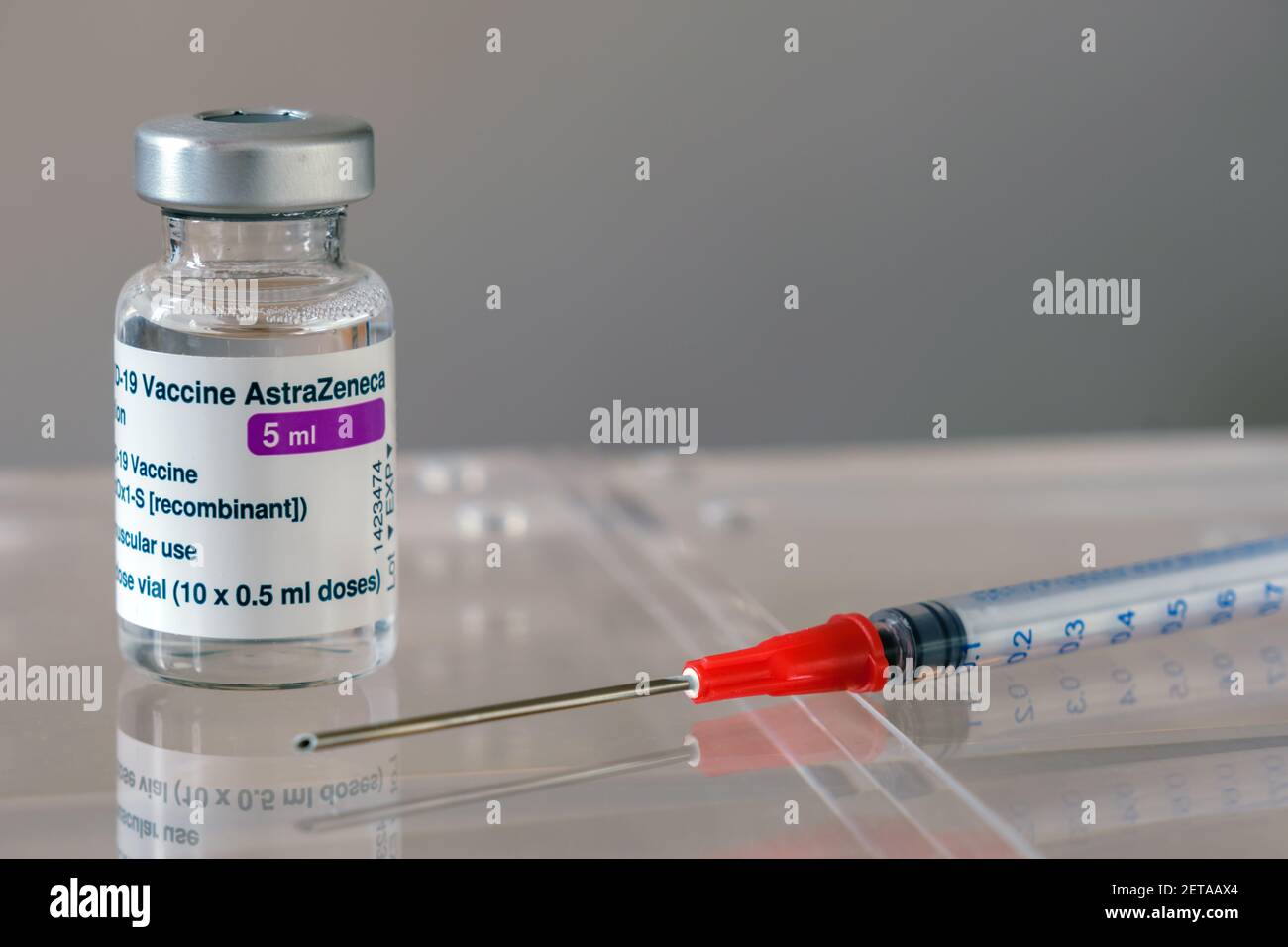 Montreal, CA - 1. März 2021: Fläschchen mit AstraZeneca Covid-19-Impfstoff und Spritze Stockfoto