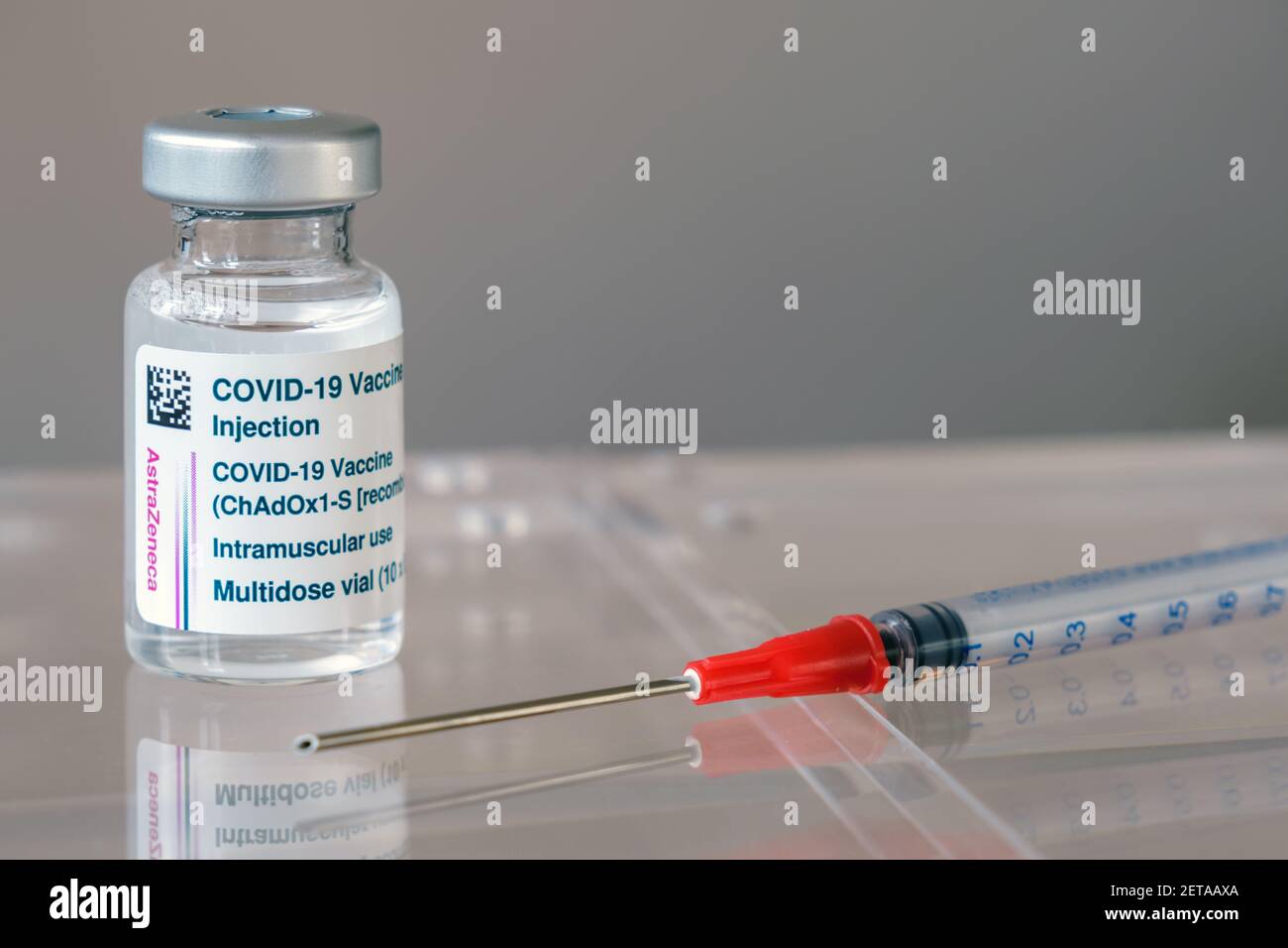 Montreal, CA - 1. März 2021: Fläschchen mit AstraZeneca Covid-19-Impfstoff und Spritze Stockfoto