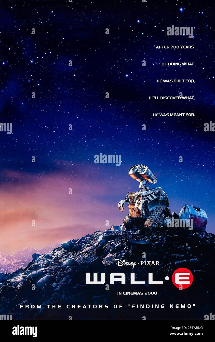 WALL·E (2008) Regie: Andrew Stanton mit Ben Burtt, Elissa Knight und Jeff Garlin. In ferner Zukunft begibt sich ein kleiner Abfallsammlerroboter versehentlich auf eine Weltraumreise, die letztlich über das Schicksal der Menschheit entscheiden wird. Stockfoto