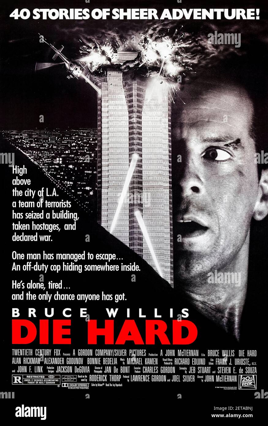 Die Hard (1988) unter der Regie von John McTiernan mit Bruce Willis, Alan Rickman und Bonnie Bedelia. Ein NYPD-Offizier versucht, seine Frau und einige andere, die von deutschen Terroristen während einer Weihnachtsfeier auf dem Nakatomi Plaza in Los Angeles als Geisel genommen wurden, zu retten. Stockfoto