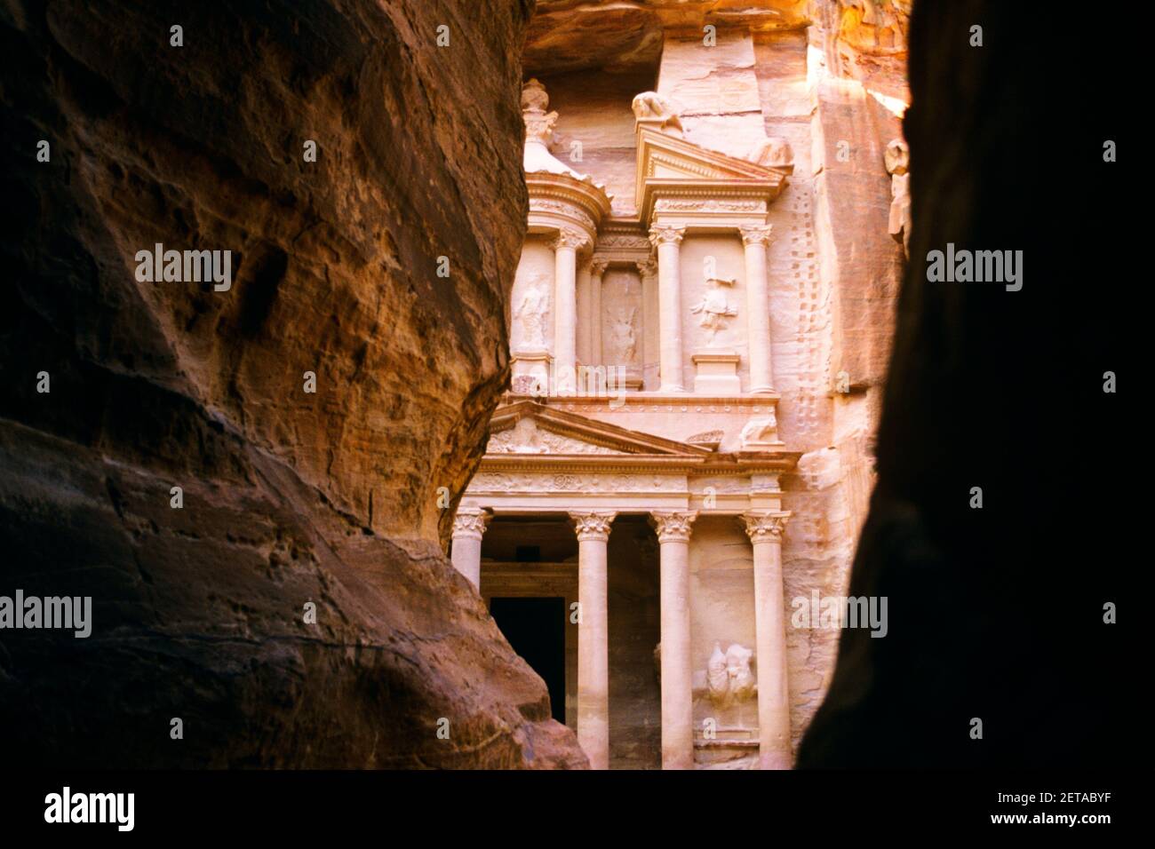 1990S ARCHÄOLOGISCHE STÄTTE DIE SCHATZKAMMER IN ROSA SANDSTEIN GESCHNITZT EINE NABATÄISCHE STADT VOM AL SIQ CANYON PETRA JORDAN AUS GESEHEN - KR109028 URS001 HARS SANDSTEIN UNESCO-WELTKULTURERBE Stockfoto