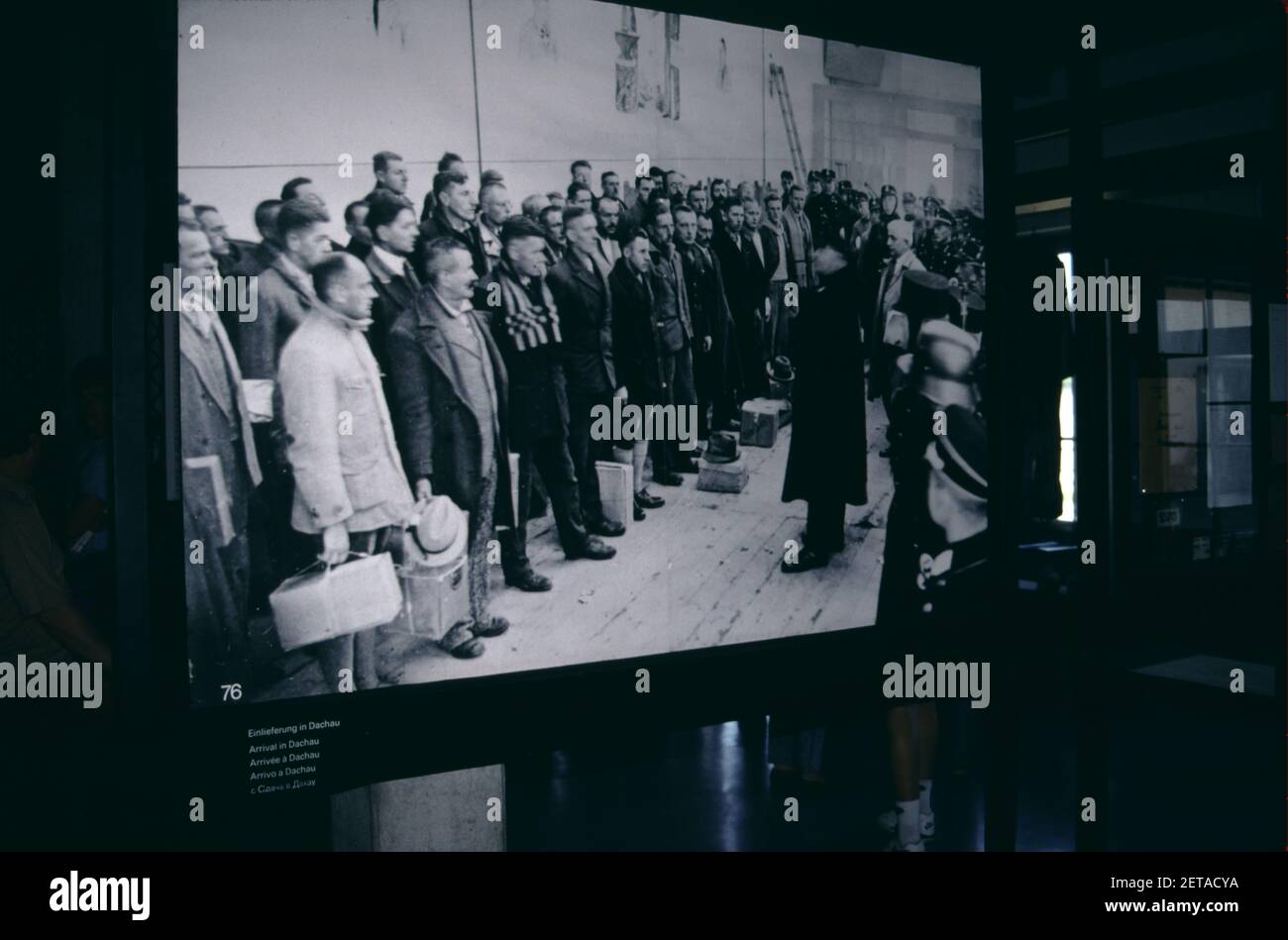Dachau, Deutschland. 6/26/1990. Museum Des Konzentrationslagers Dachau. 22. März 1933 bis 29. April 1945. Erstes Lager, das vom Nazireich erbaut wurde. B&W Vintage-Bilder des KZ Dachau Museum zu sehen. Stockfoto