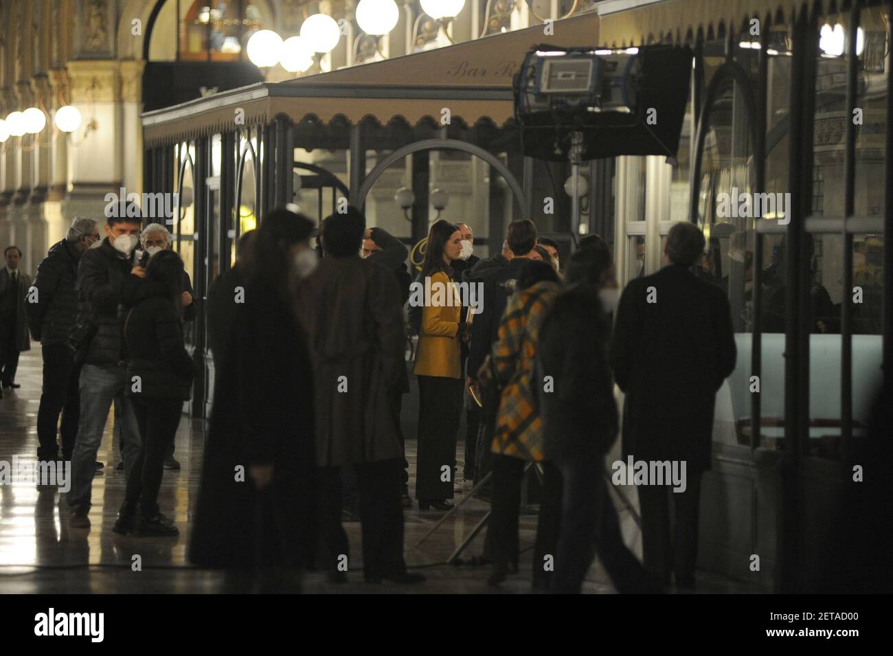 Mailand, Set des fernsehfilms L'amica geniale 3 heute Abend fanden in Mailand einige Szenen der 3 ausgestrahlten Serie 'L'AMICA GENIALE' auf RAI 1 statt. Auf den Fotos MARGHERITA MAZZUCCO, eine der 2 Hauptdarstellerinnen, die andere GAIA GIRACE fehlt in diesen Aufnahmen, die auf dem hochgepanzerten Set der Galleria Vittorio Emanuele stattfanden. Stockfoto